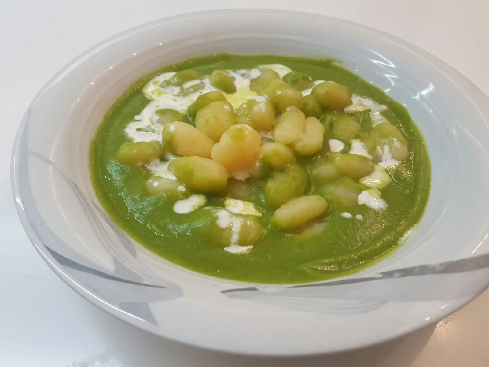 Gnocchi su vellutata di piselli