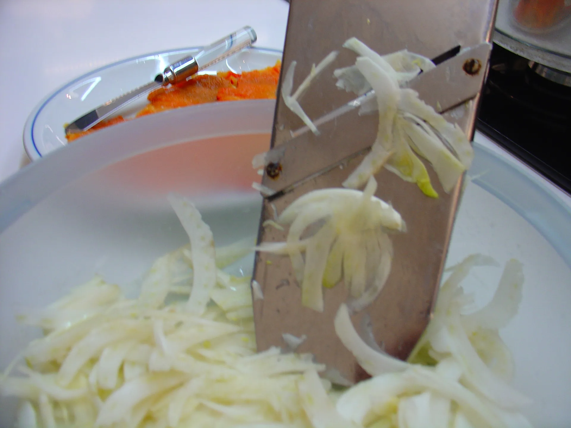 Involtini di peperoni ripieni di baccalà sul letto di finocchi