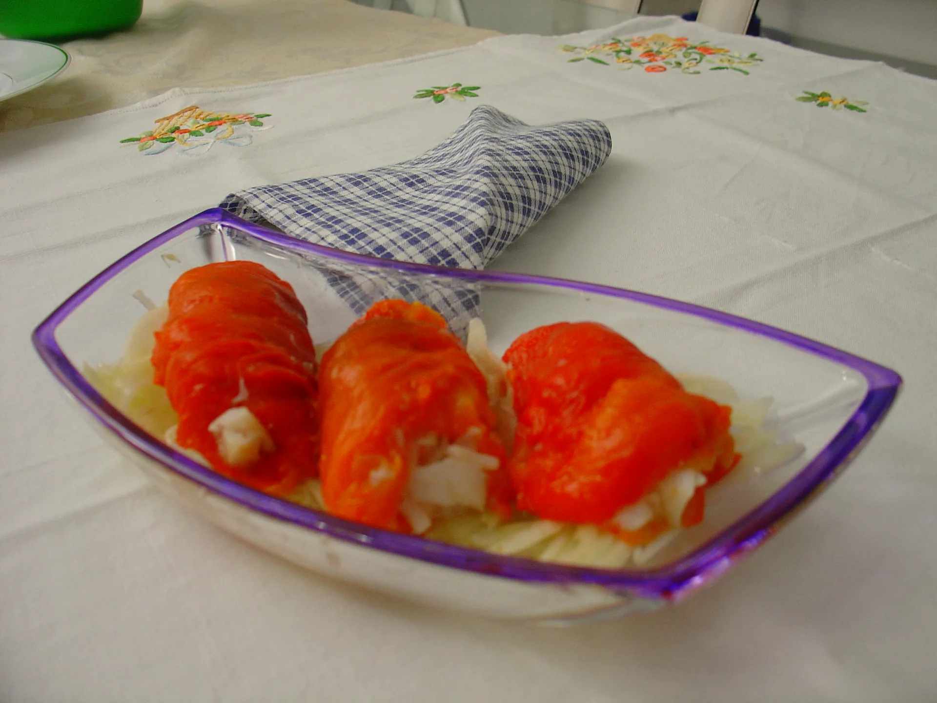 Involtini di peperoni ripieni di baccalà sul letto di finocchi