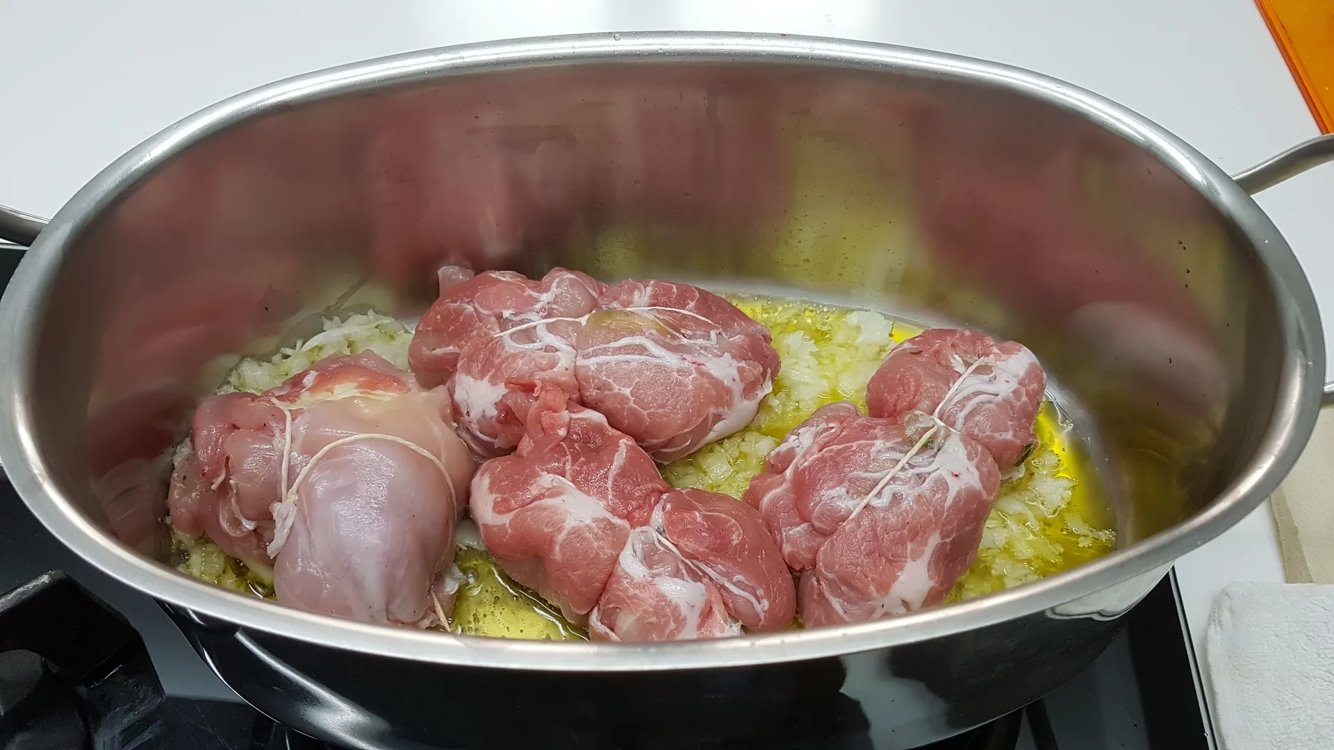 Involtini di pollo farciti con prosciutto e zucchine