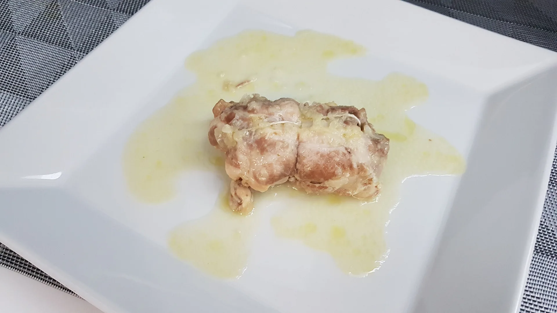 Involtini di pollo farciti con prosciutto e zucchine