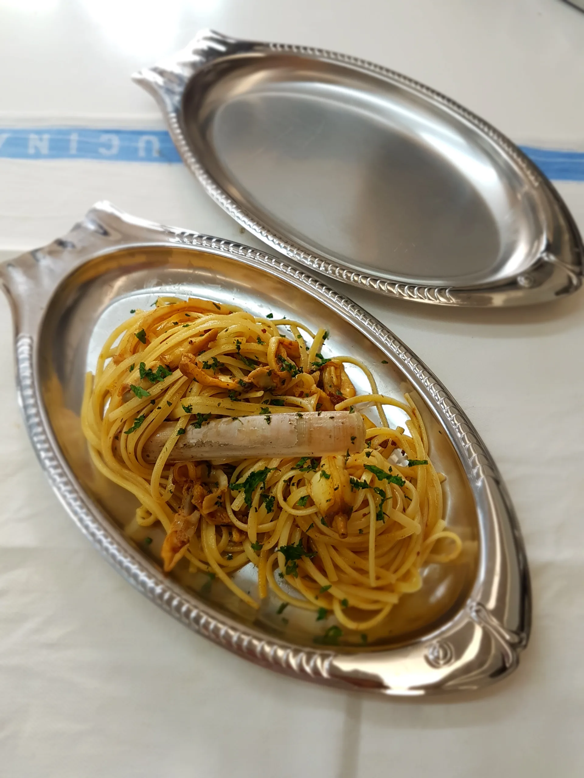 Linguine con ricci di mare e cannolicchi