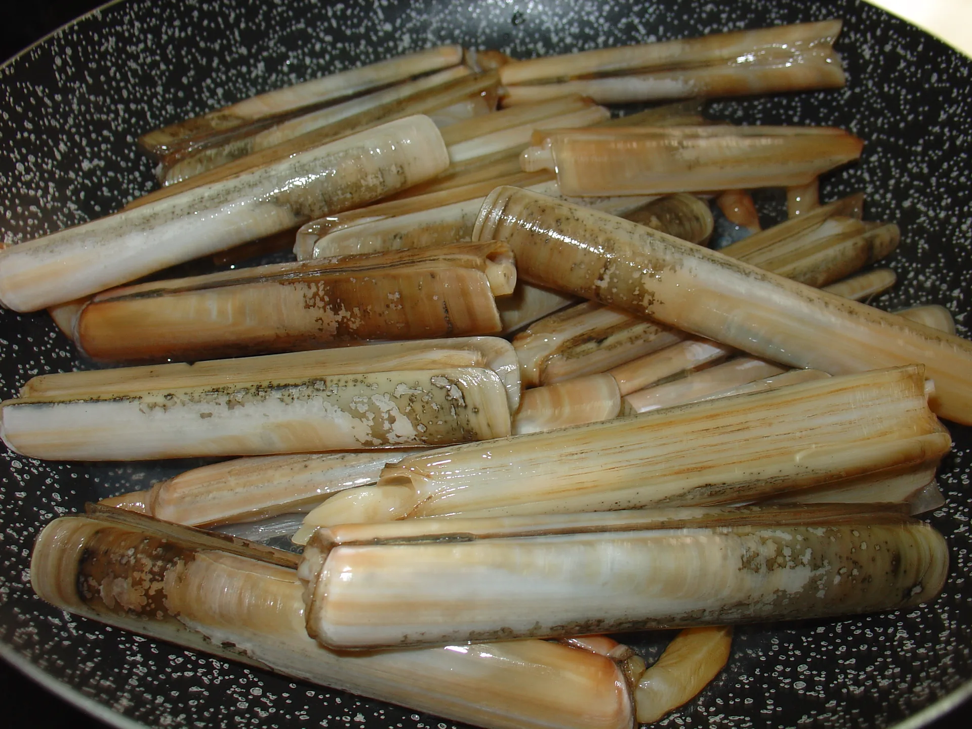 Linguine con ricci di mare e cannolicchi