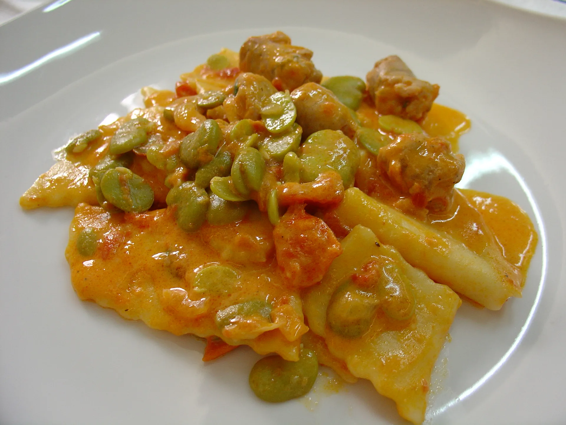 Maltagliati con salsiccia e favetta