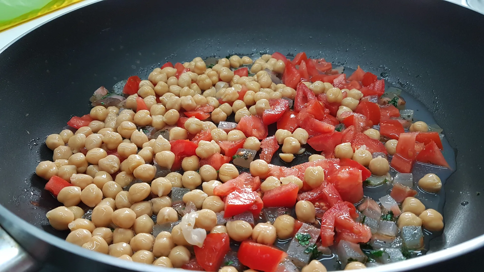 Mezzi paccheri ceci e lupini di mare