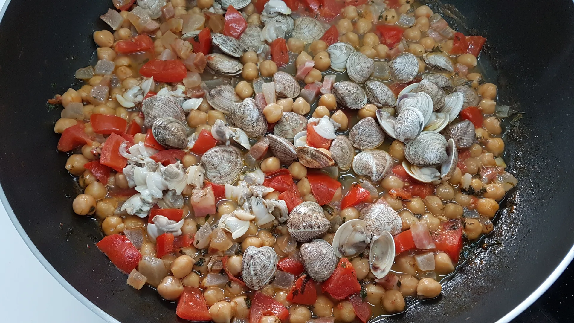 Mezzi paccheri ceci e lupini di mare