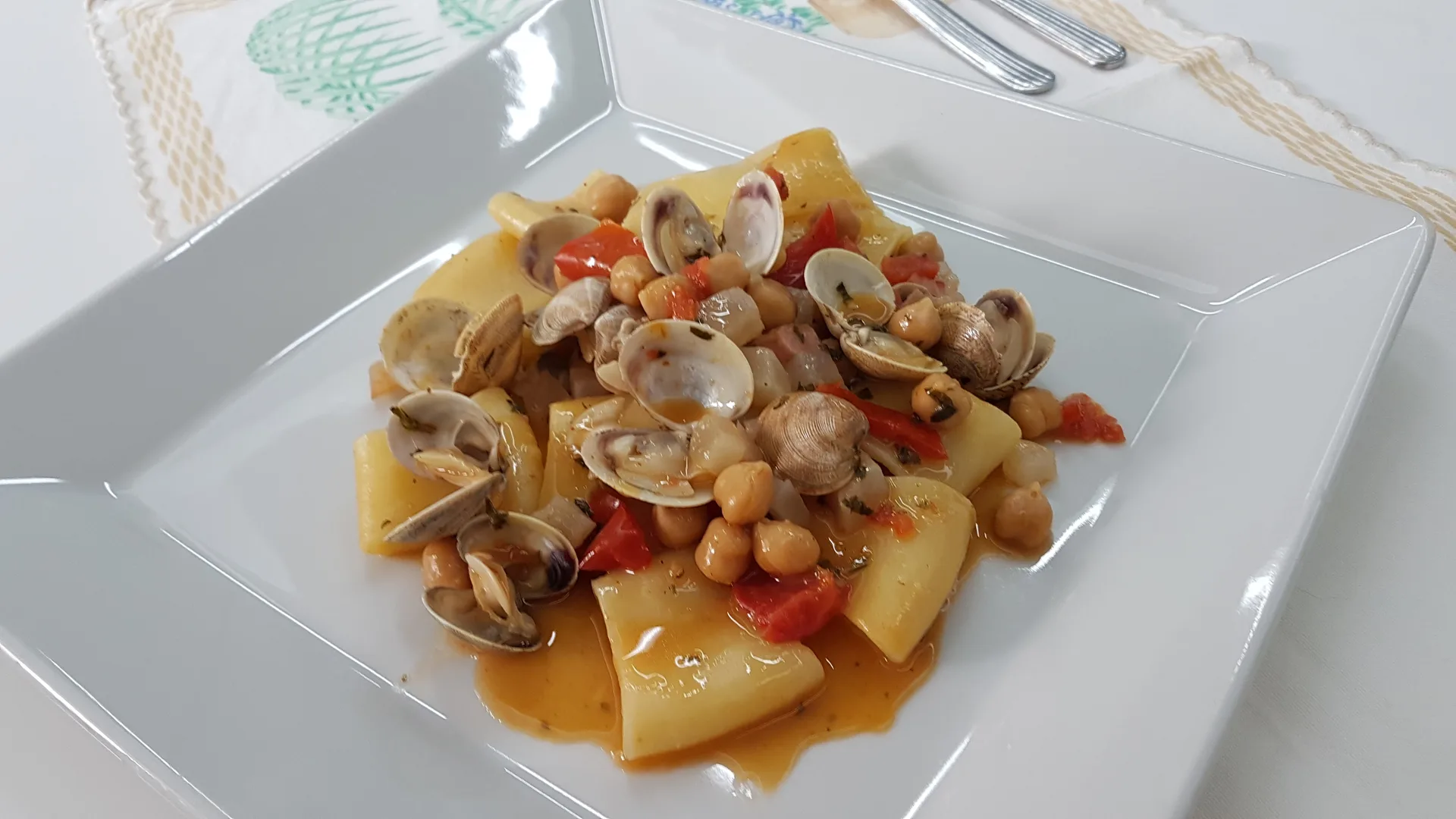 Mezzi paccheri ceci e lupini di mare
