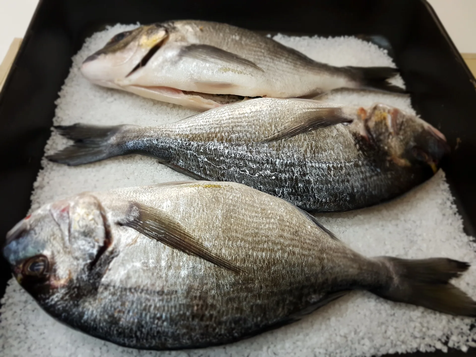 Orate in crosta di sale