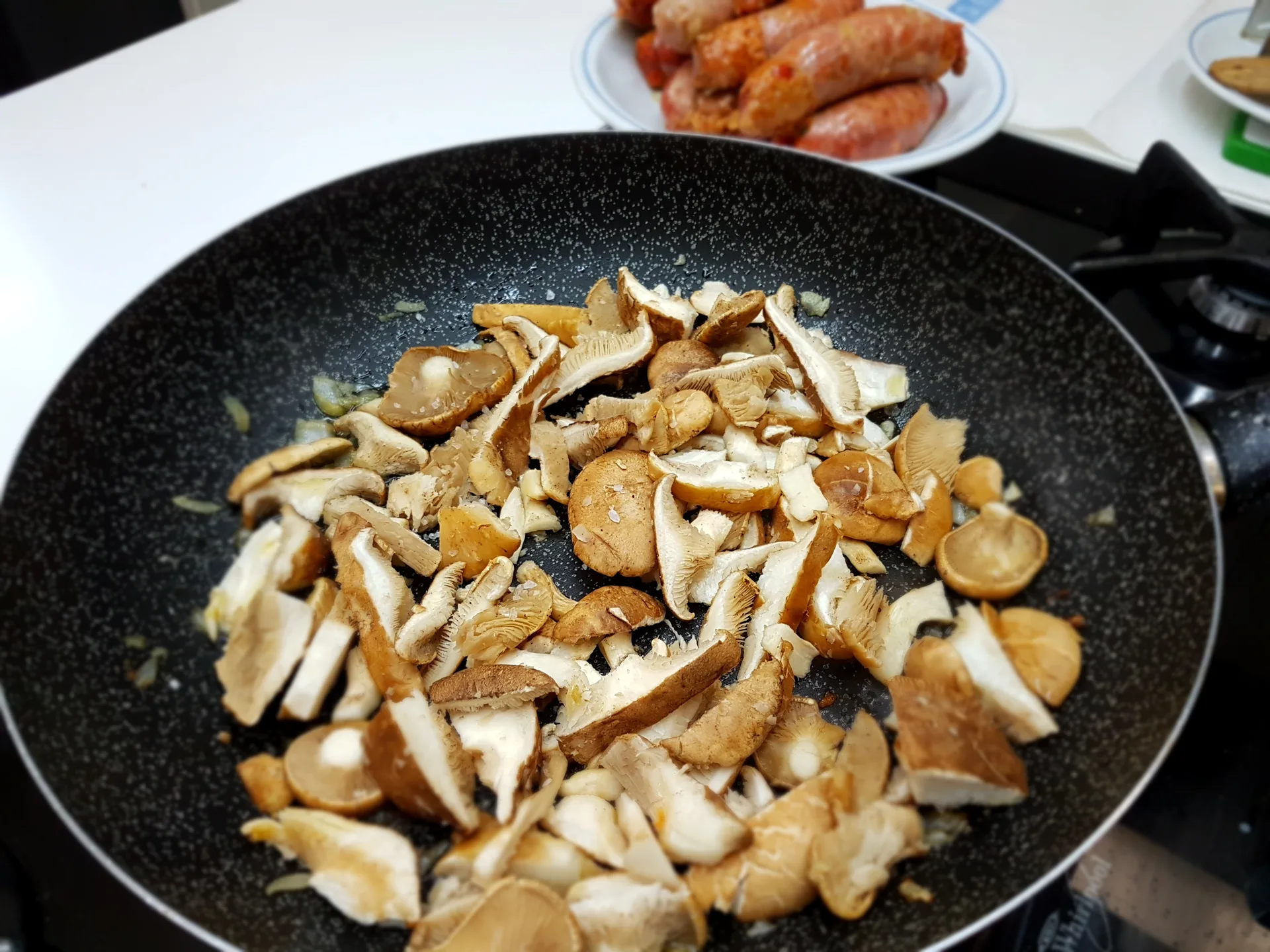 Orecchiette con ragù di cardoncelli e salsiccia piccante di Minervino