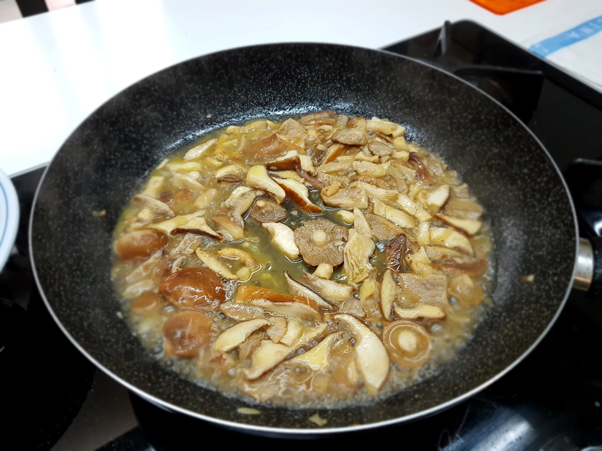 Orecchiette con ragù di cardoncelli e salsiccia piccante di Minervino