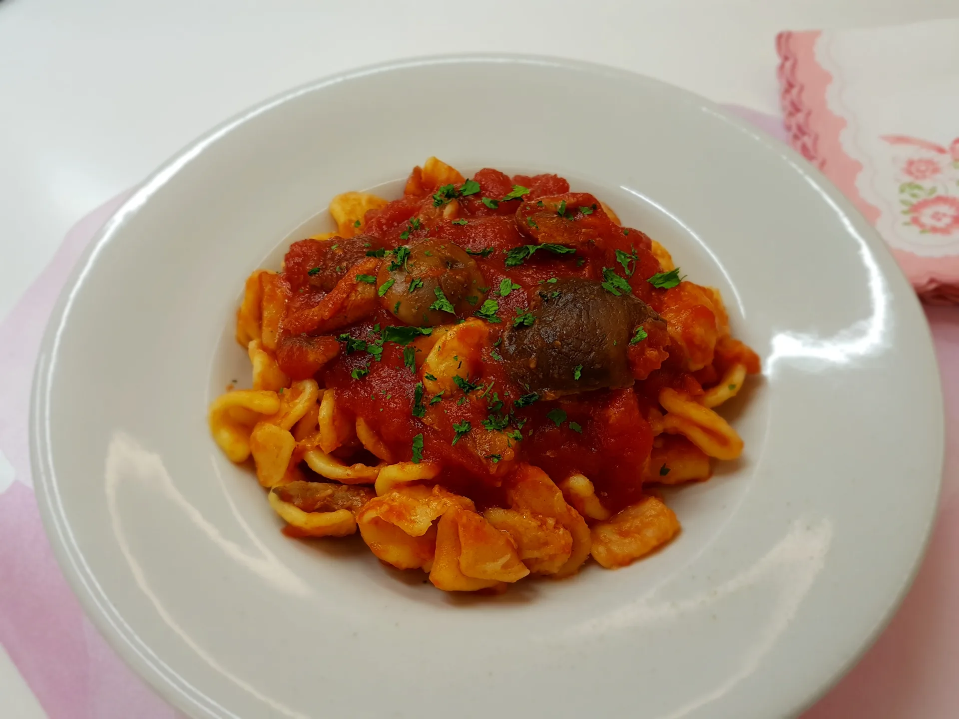 Orecchiette con ragù di cardoncelli e salsiccia piccante di Minervino
