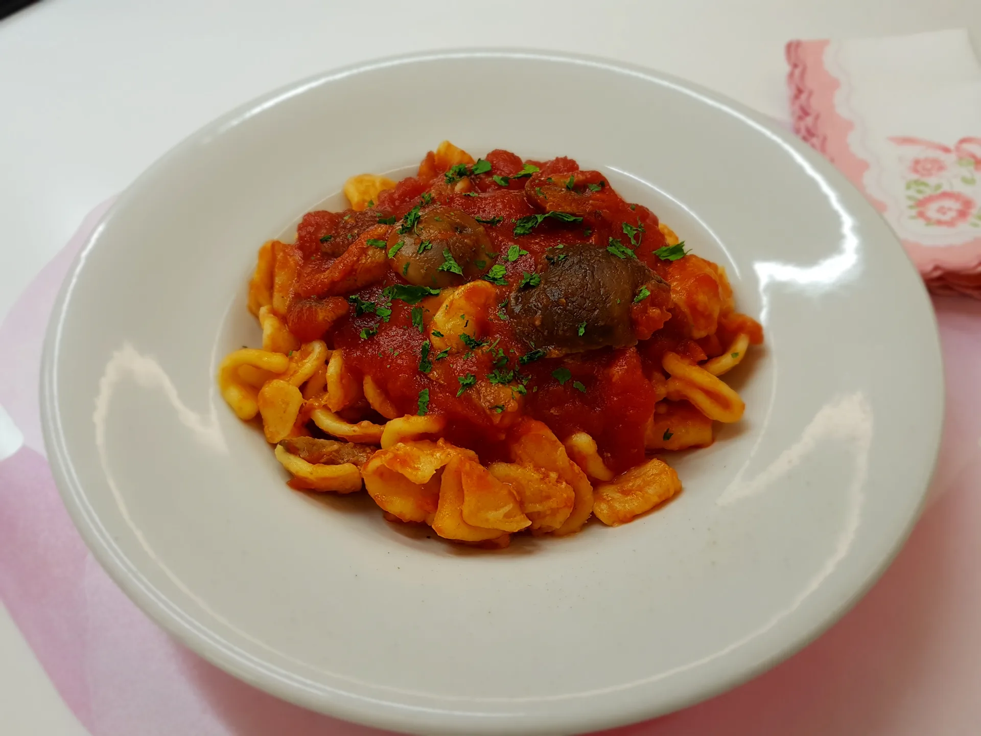Orecchiette con ragù di cardoncelli e salsiccia piccante di Minervino