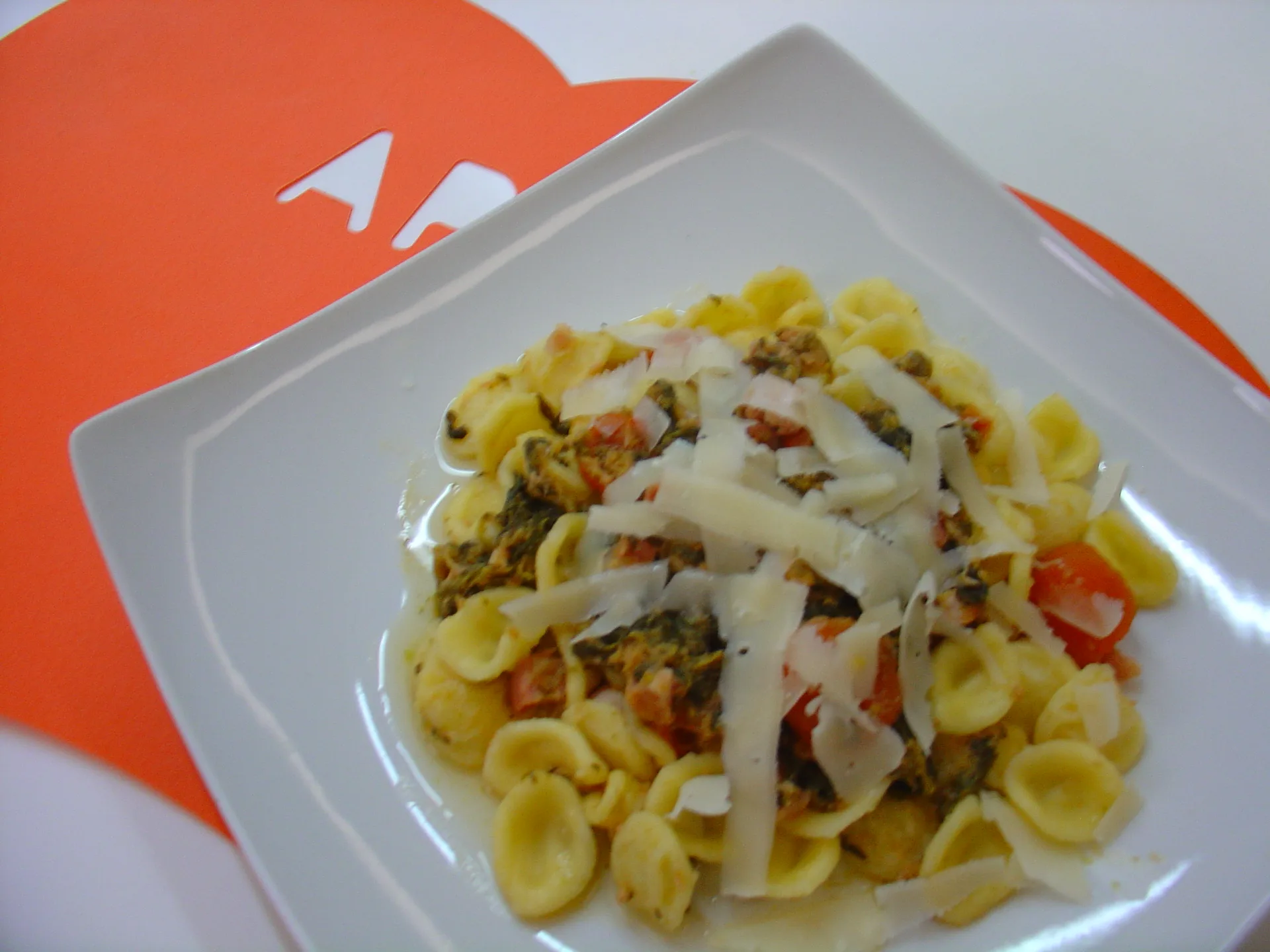 Orecchiette con trancio di tonno e cime di rape