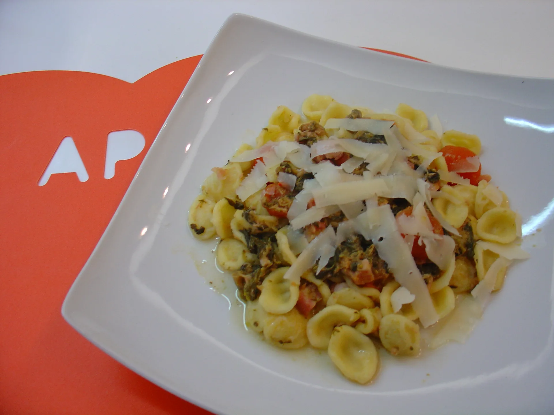 Orecchiette con trancio di tonno e cime di rape