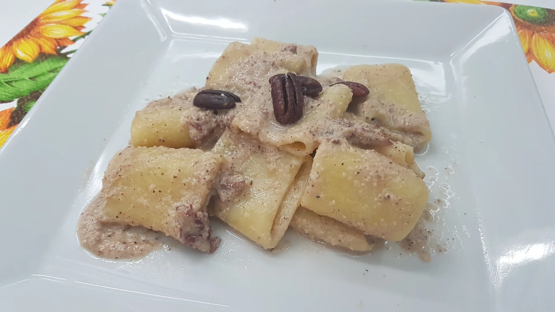 Paccheri con crema di pere e noci Pecan