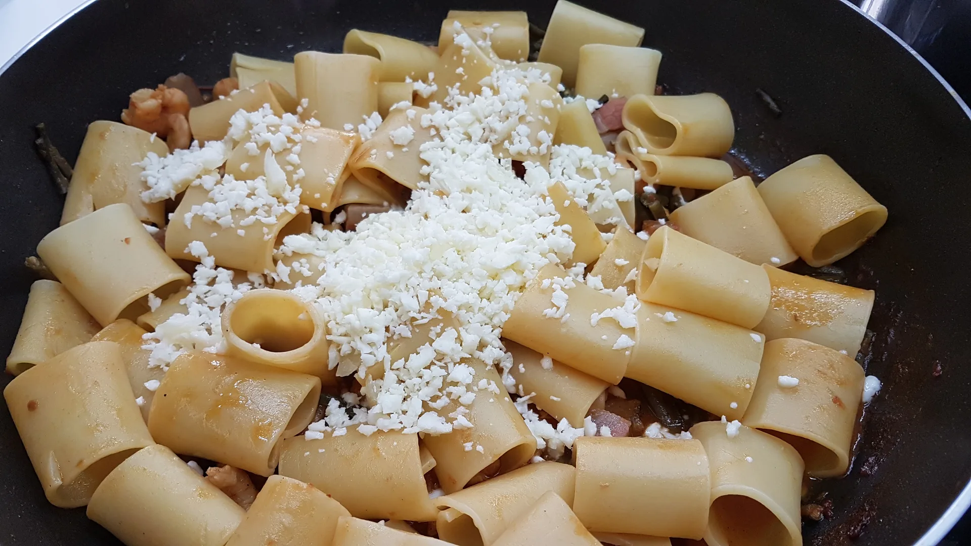 Paccheri con gamberetti e fagiolini mantecati con caciocavallo