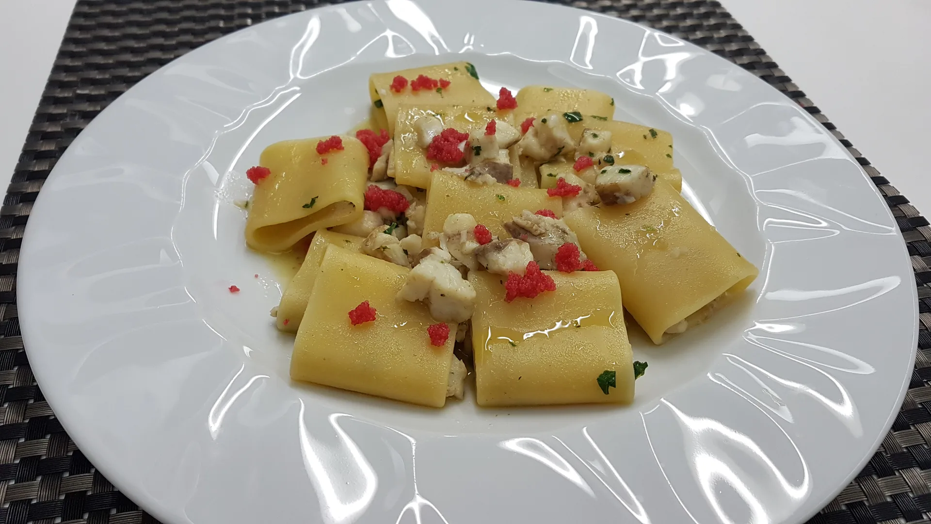 Paccheri con spigola e uova di Capelin