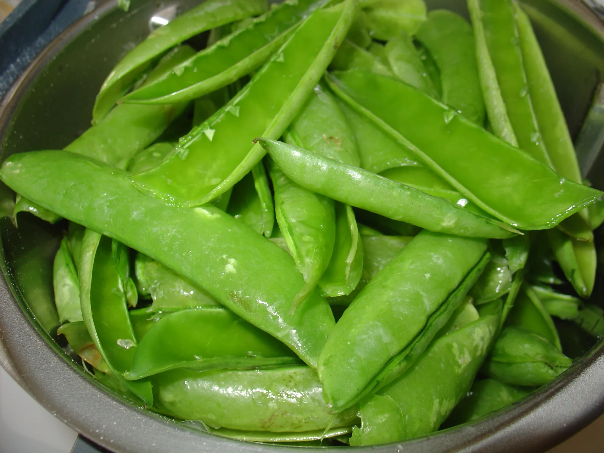 Pappardelle al pesto, con baccelli di piselli