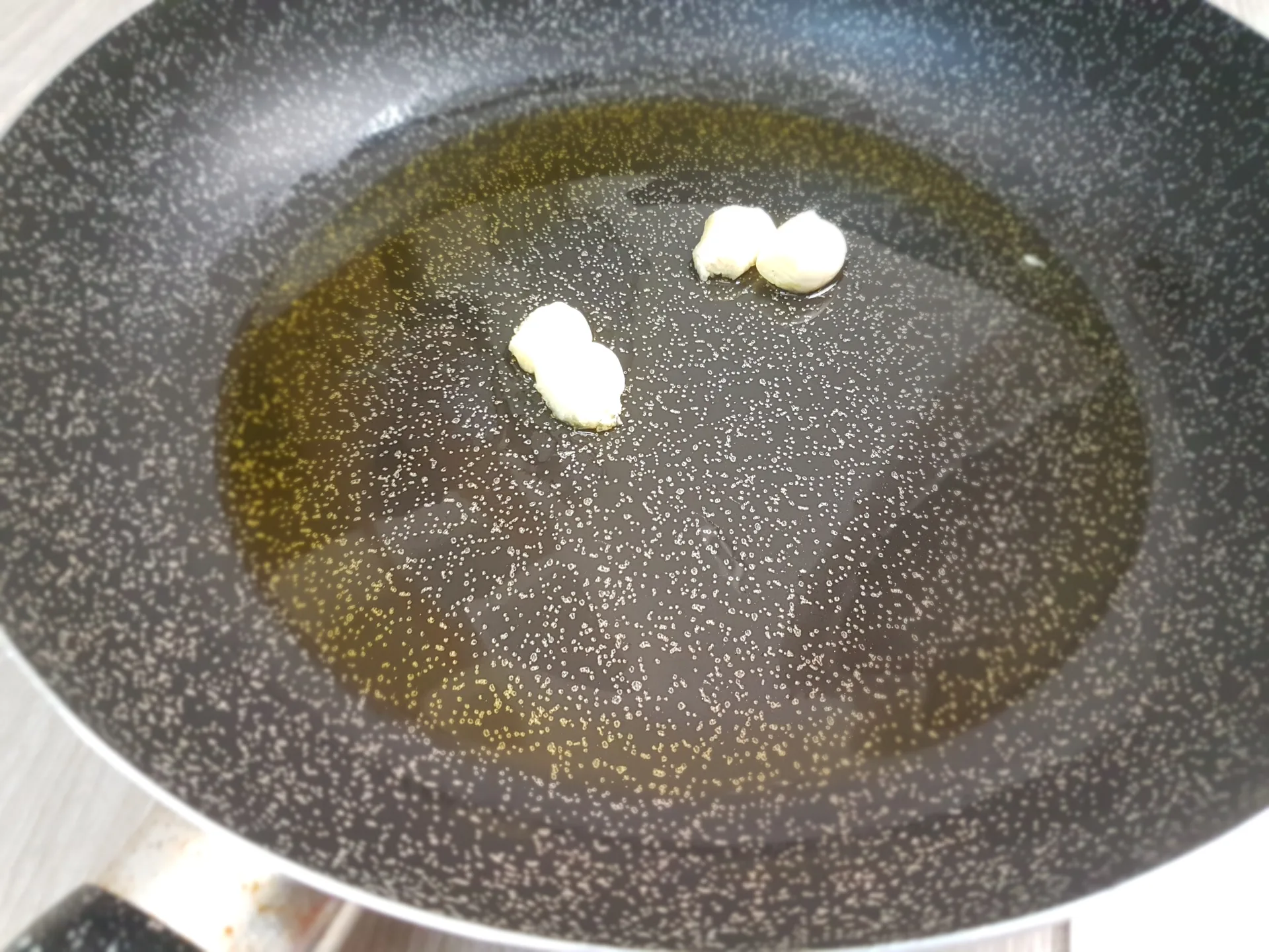 Pappardelle con salmone marinato e pesto di peperoni