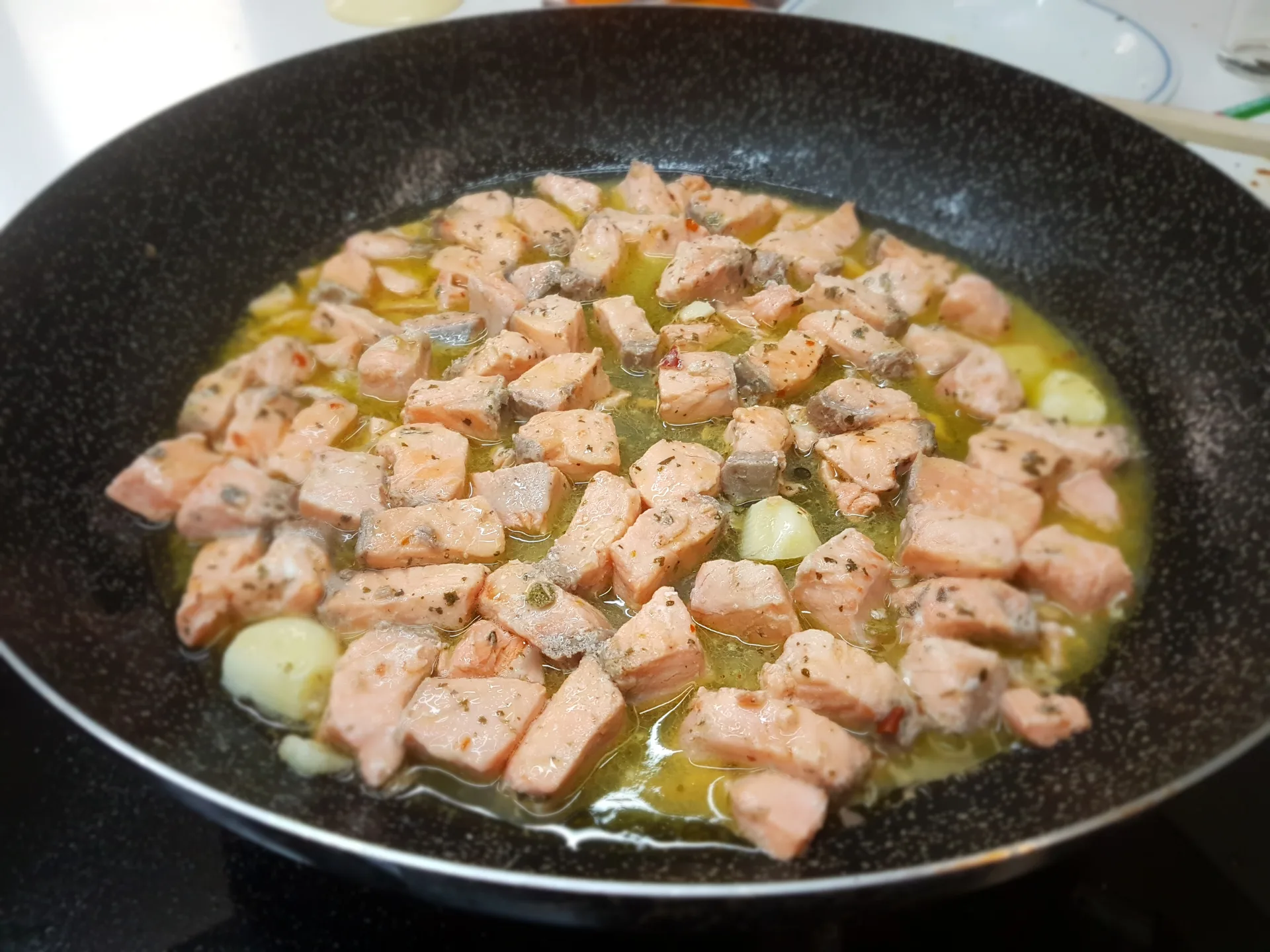 Pappardelle con salmone marinato e pesto di peperoni