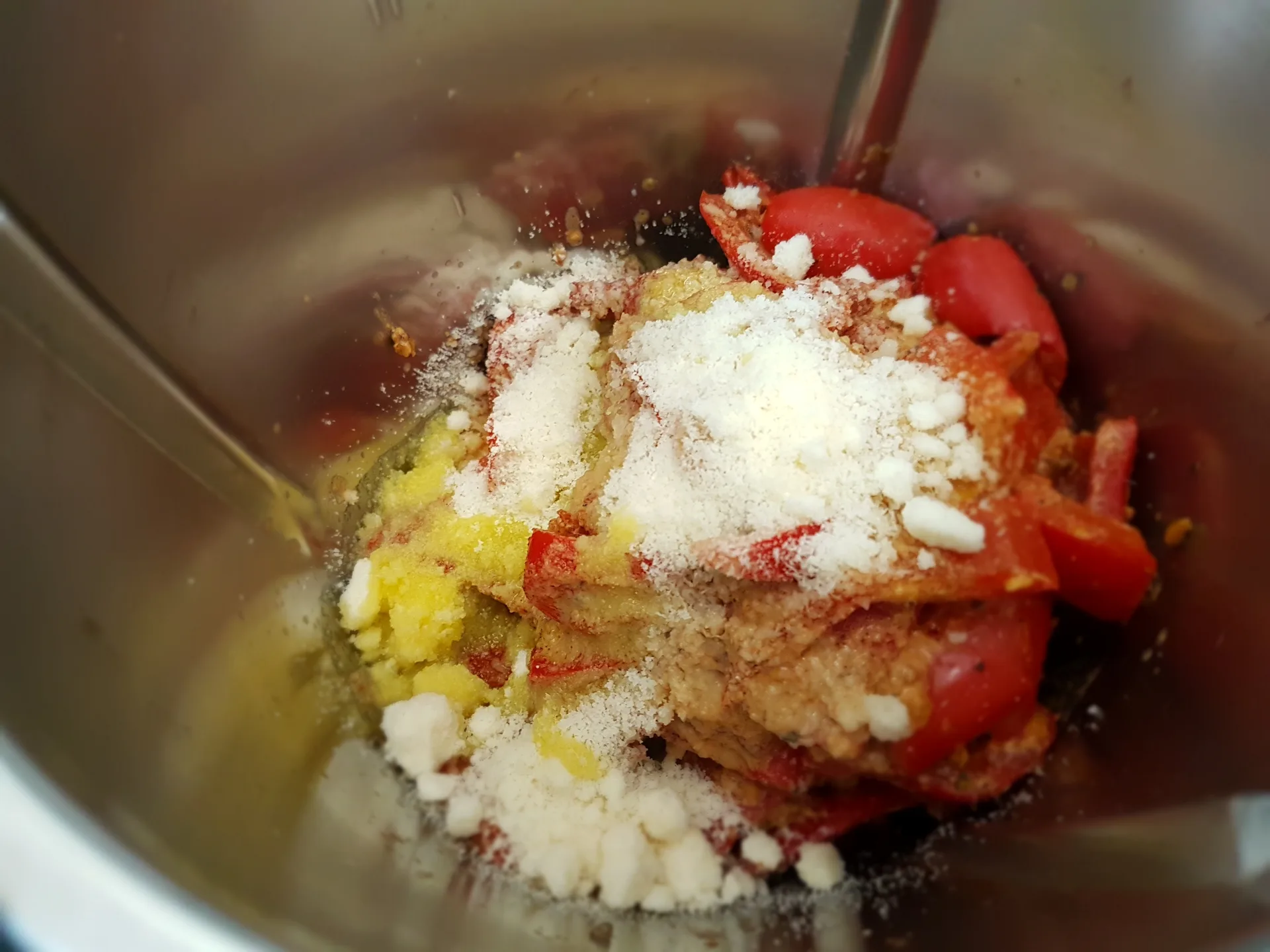 Pappardelle con salmone marinato e pesto di peperoni