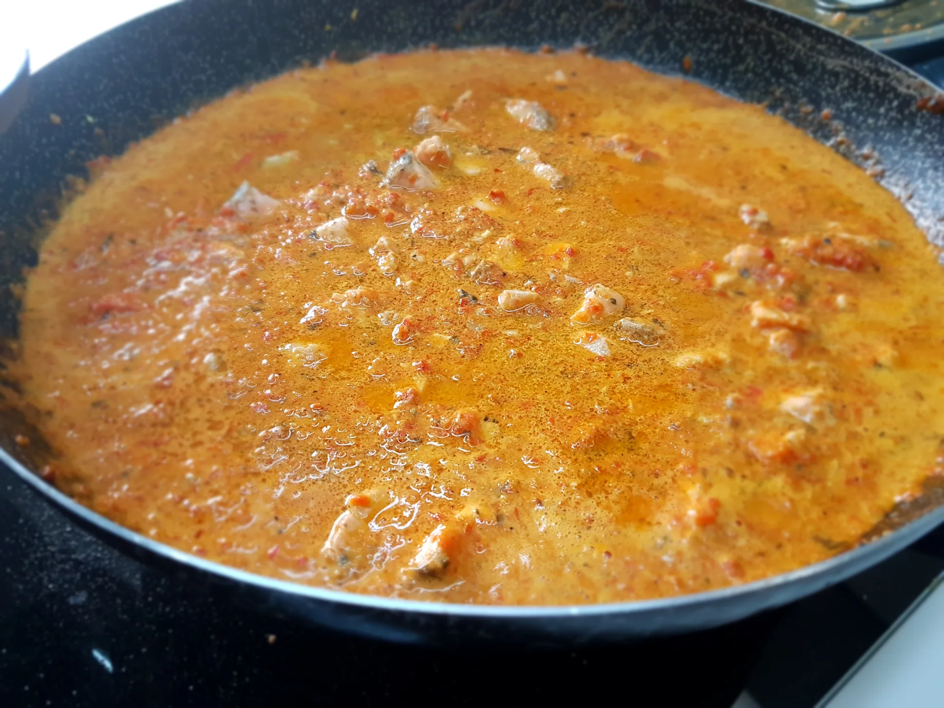 Pappardelle con salmone marinato e pesto di peperoni