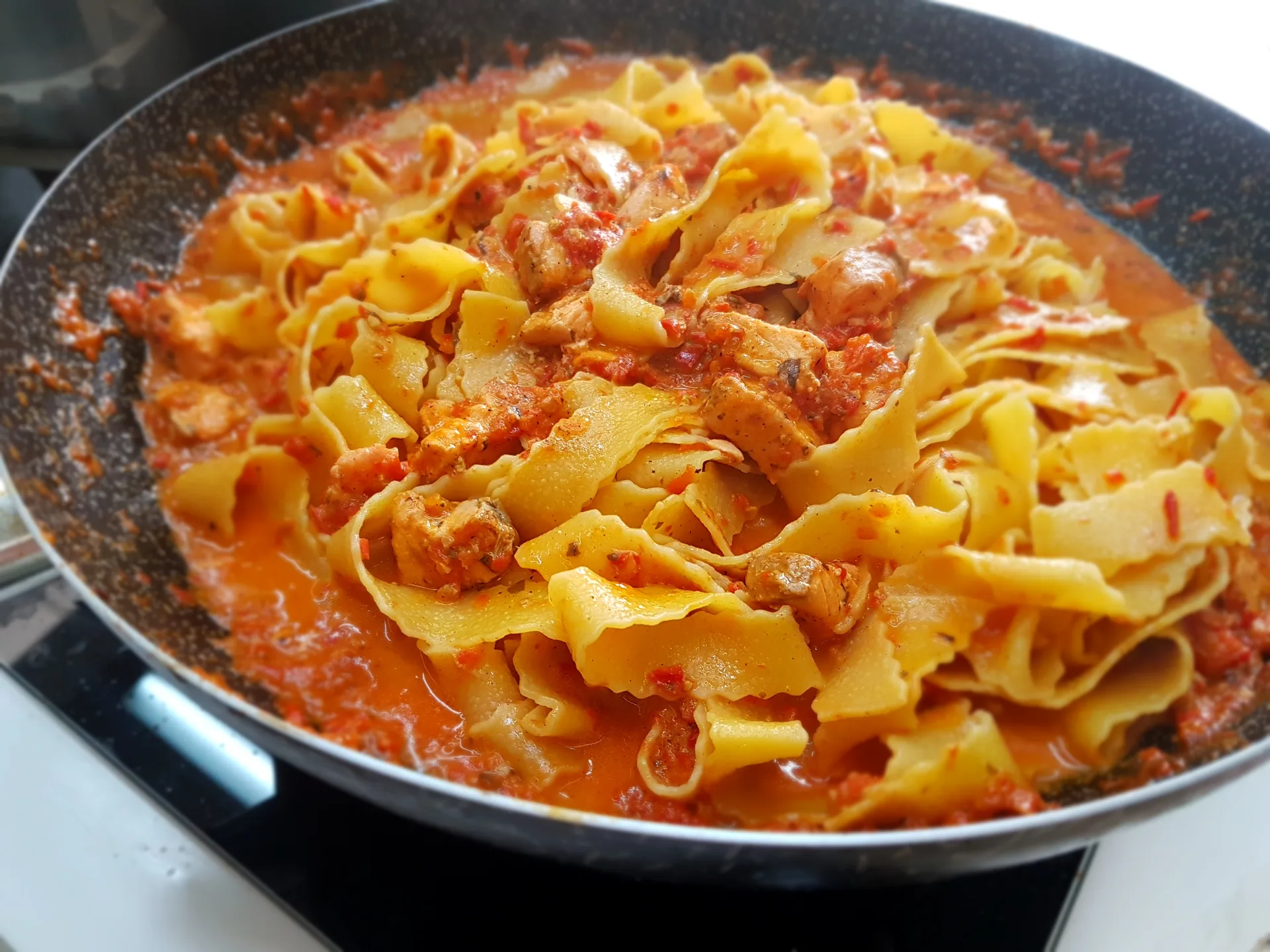 Pappardelle con salmone marinato e pesto di peperoni