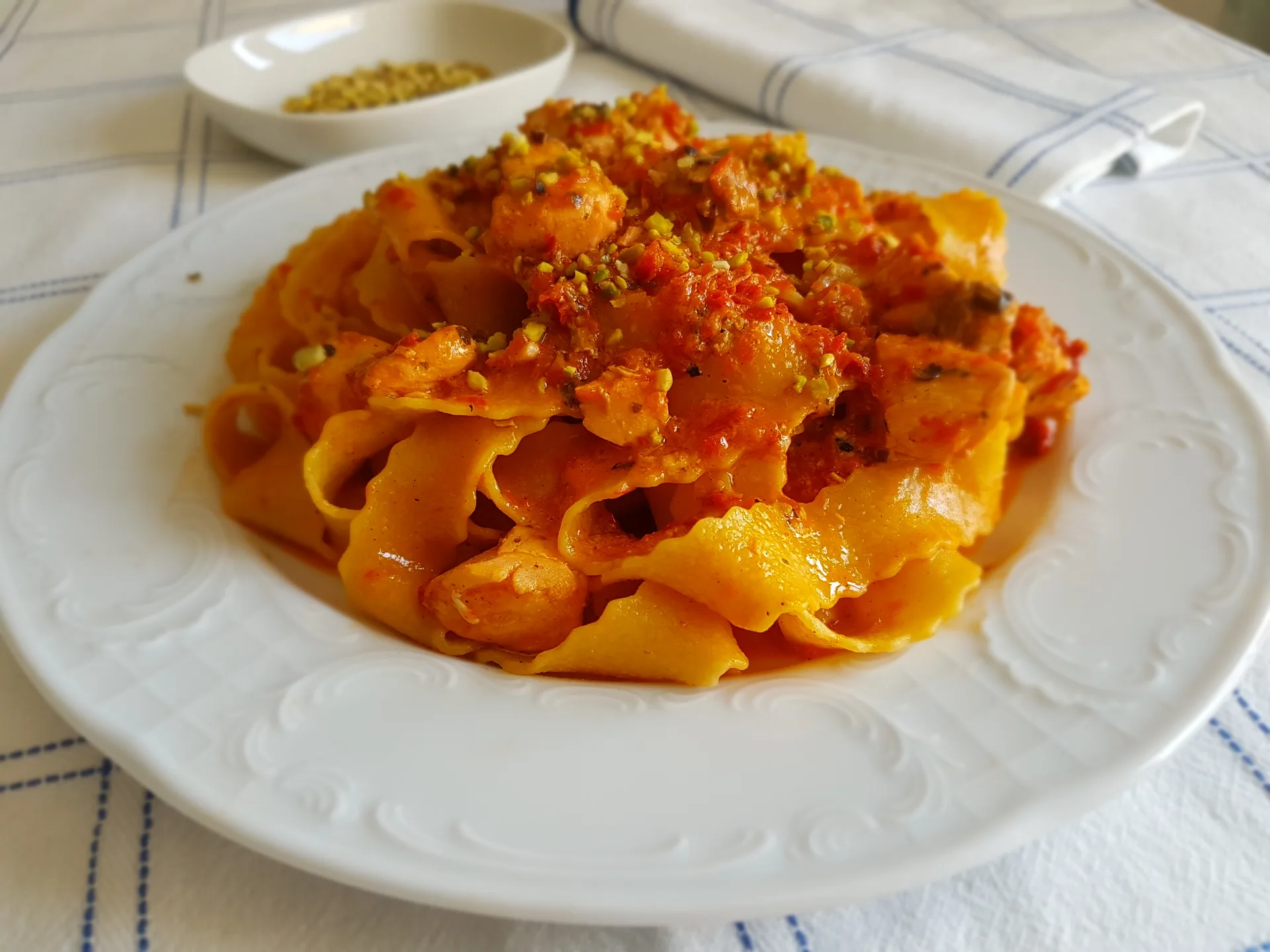 Pappardelle con salmone marinato e pesto di peperoni