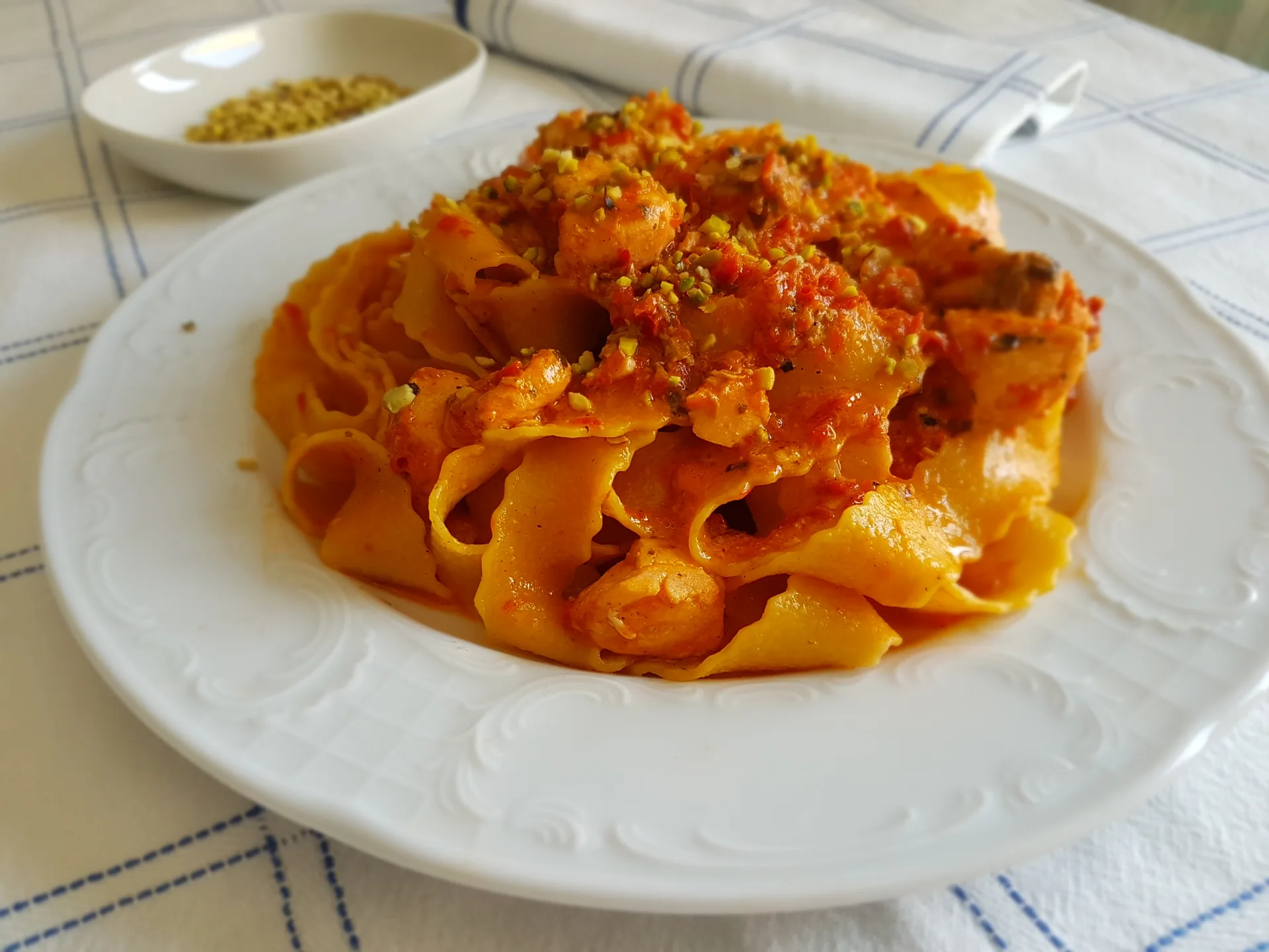 Pappardelle con salmone marinato e pesto di peperoni