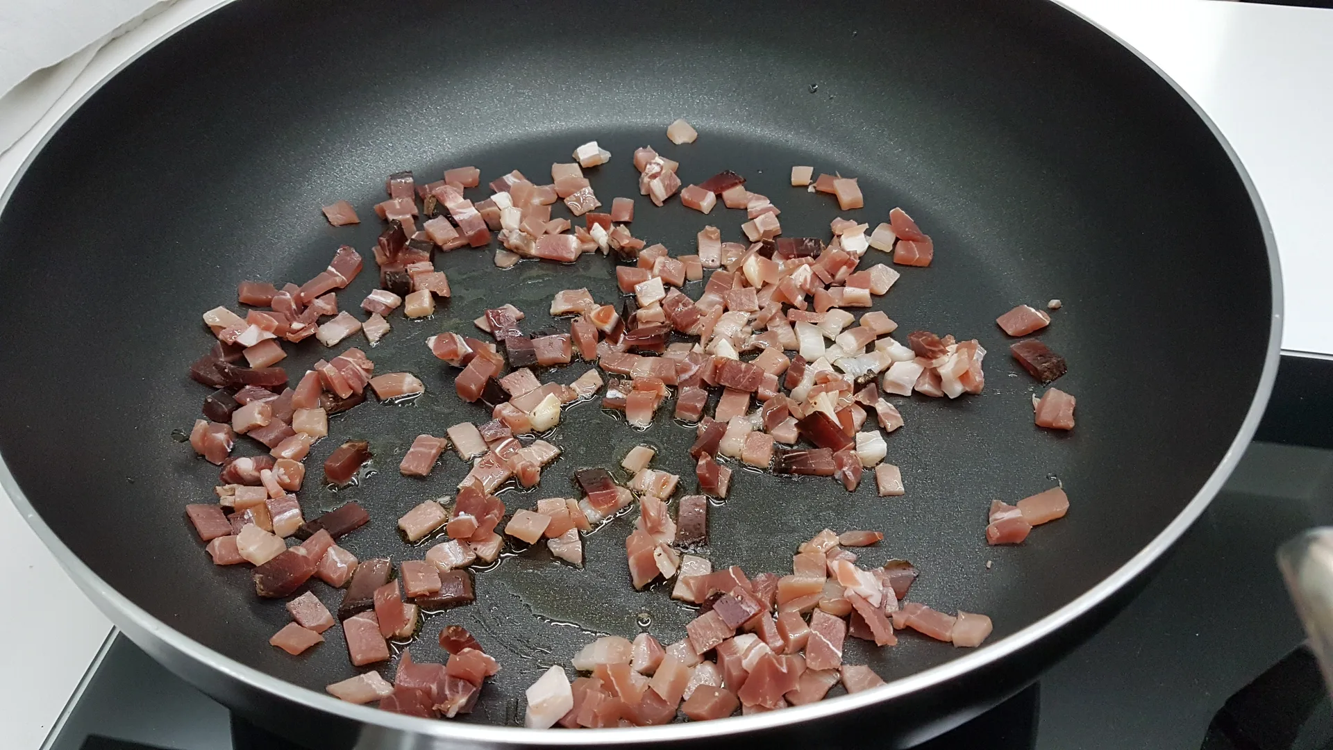 Pappardelle con speck e funghi alla carbonara