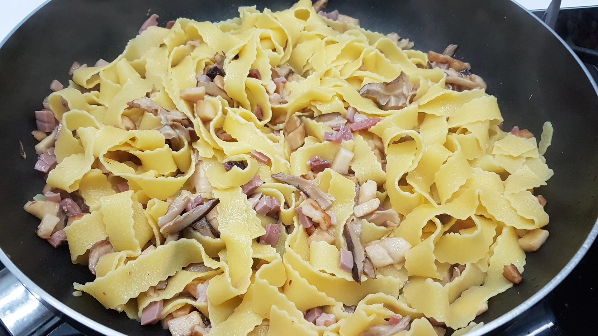 Pappardelle con speck e funghi alla carbonara