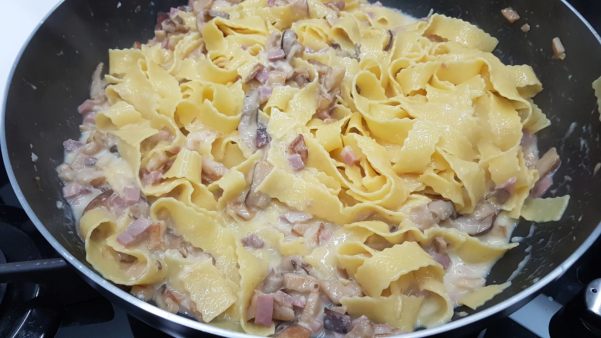 Pappardelle con speck e funghi alla carbonara