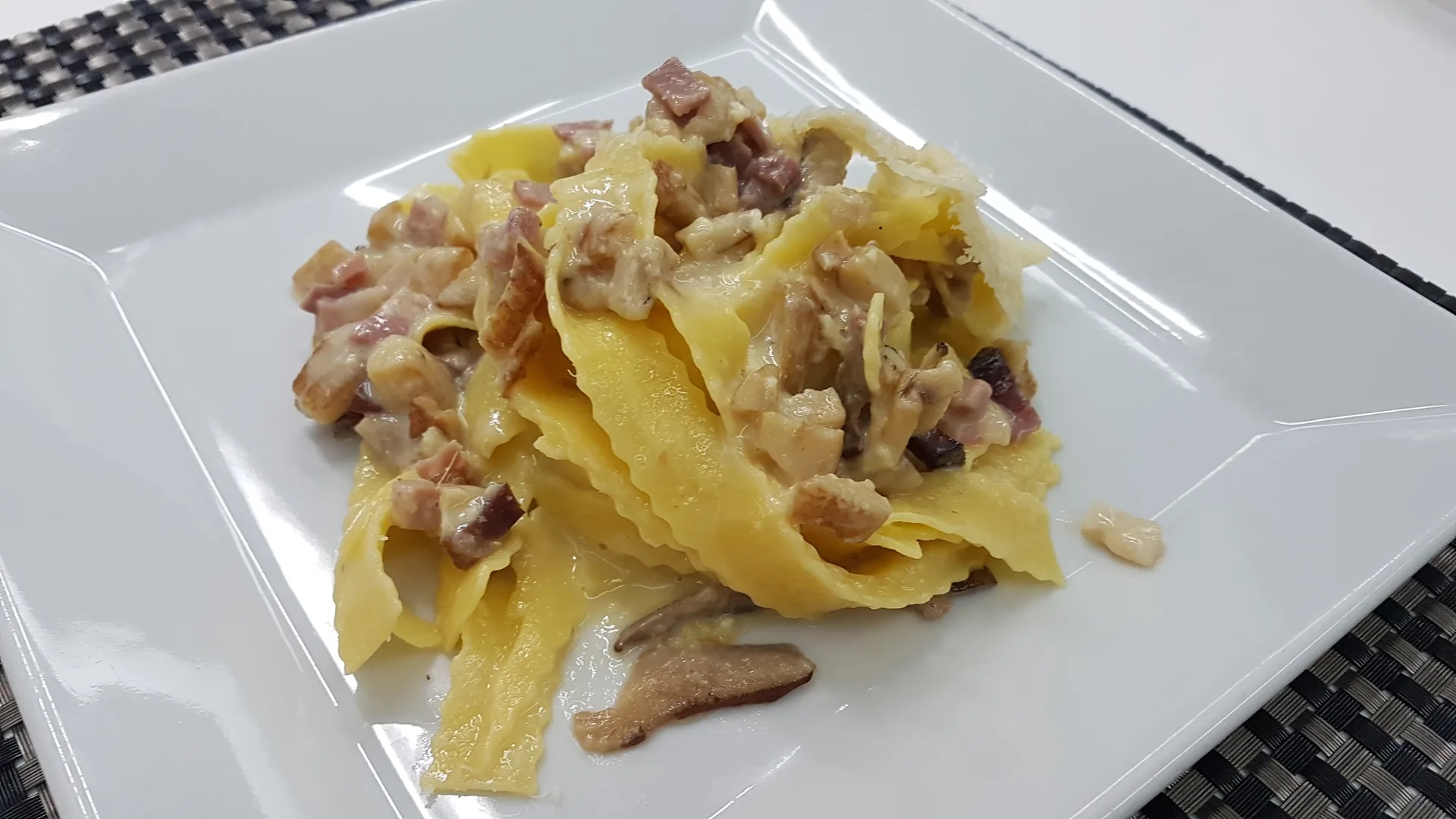 Pappardelle con speck e funghi alla carbonara