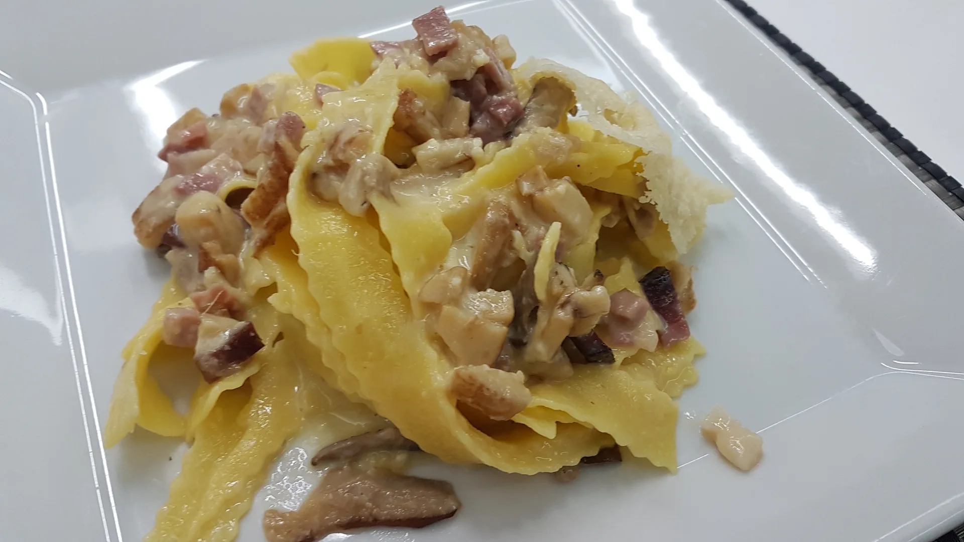 Pappardelle con speck e funghi alla carbonara