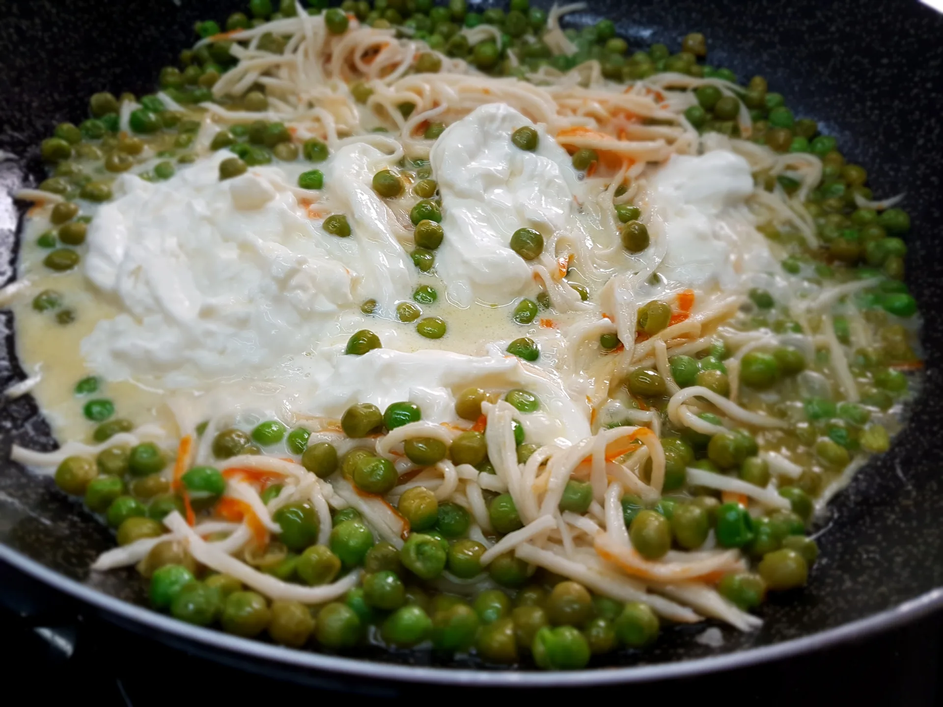 Pappardelle primavera con piselli e surimi