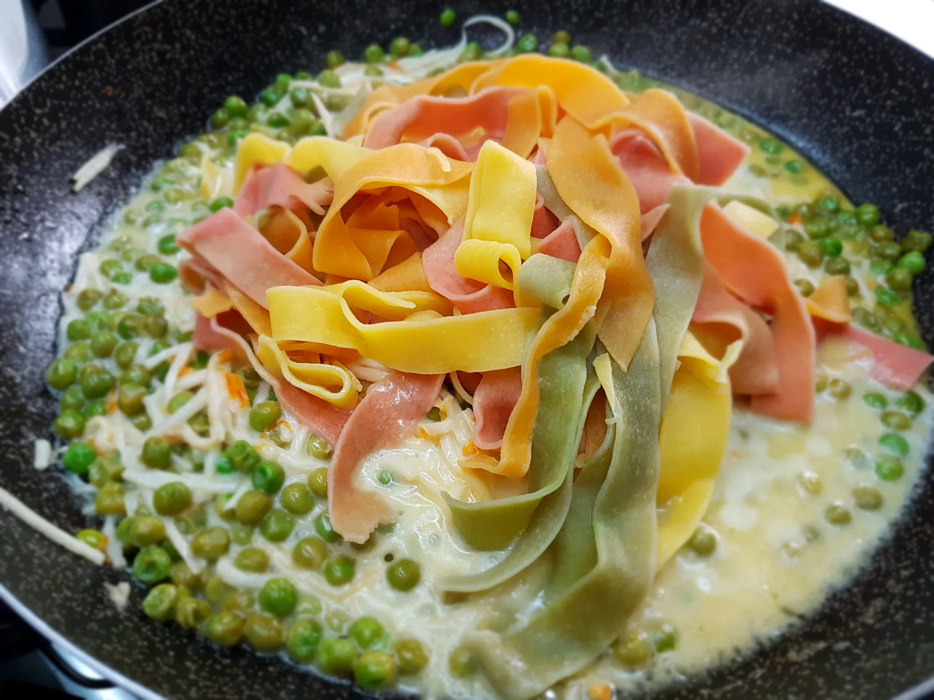 Pappardelle primavera con piselli e surimi