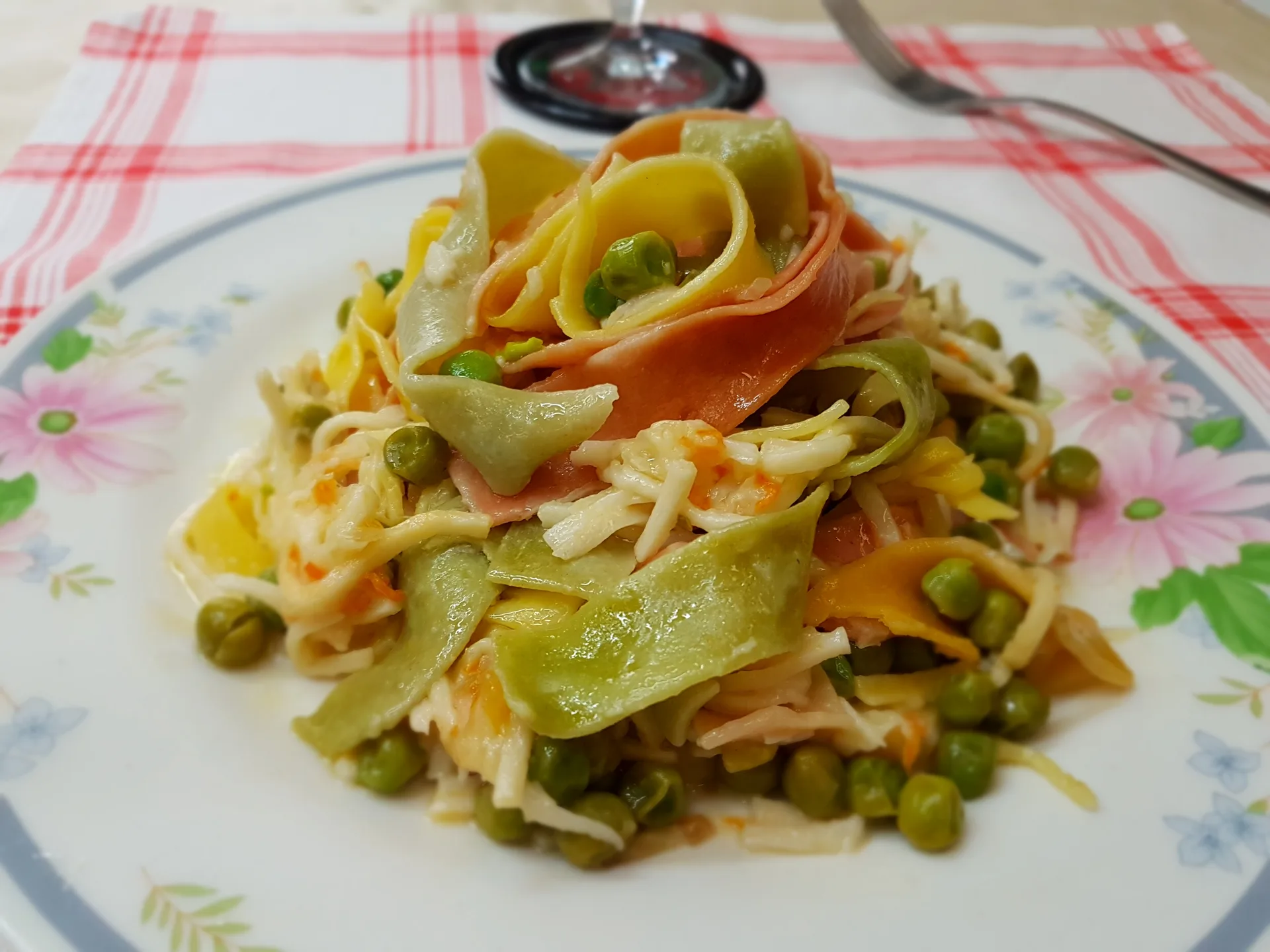 Pappardelle primavera con piselli e surimi