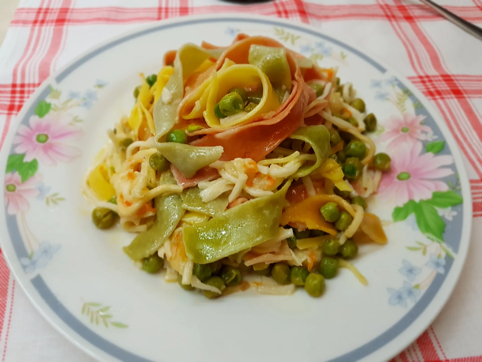 Pappardelle primavera con piselli e surimi