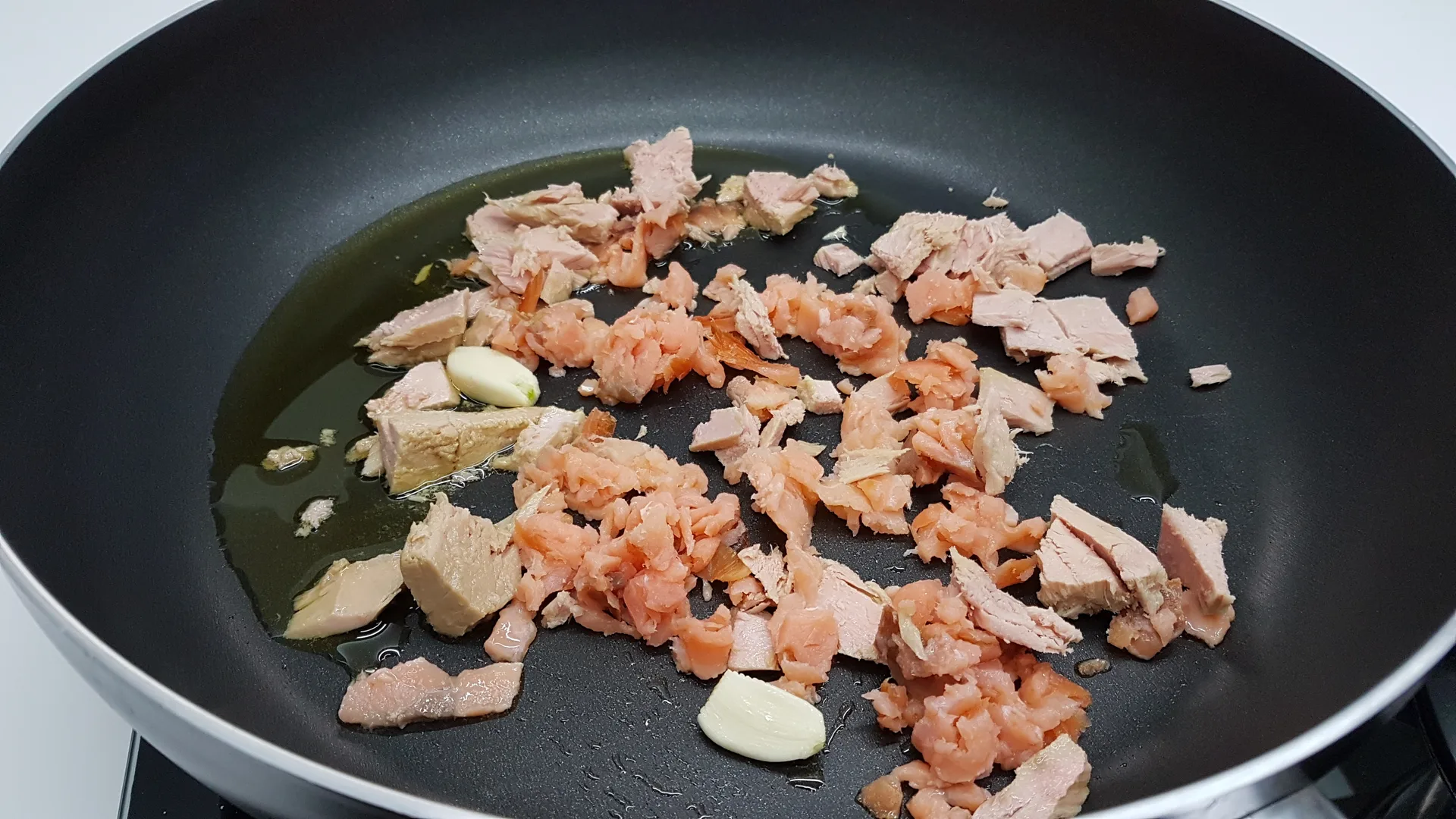 Pasta fresca " Corone dei re " con salmone tonno e zucchine