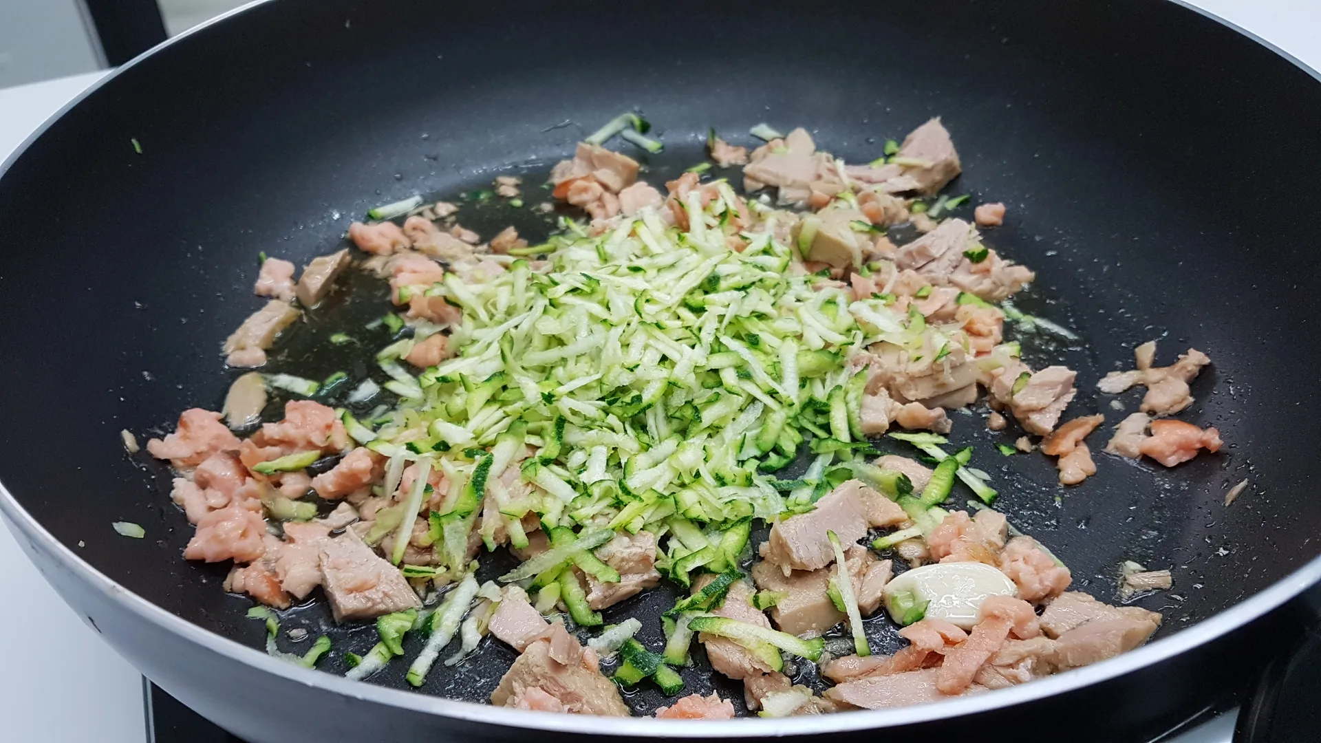 Pasta fresca " Corone dei re " con salmone tonno e zucchine