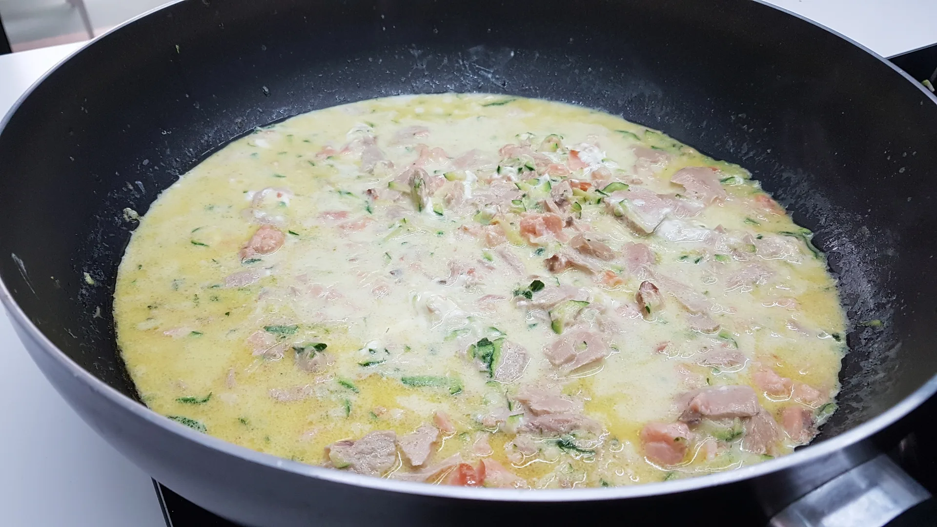 Pasta fresca " Corone dei re " con salmone tonno e zucchine