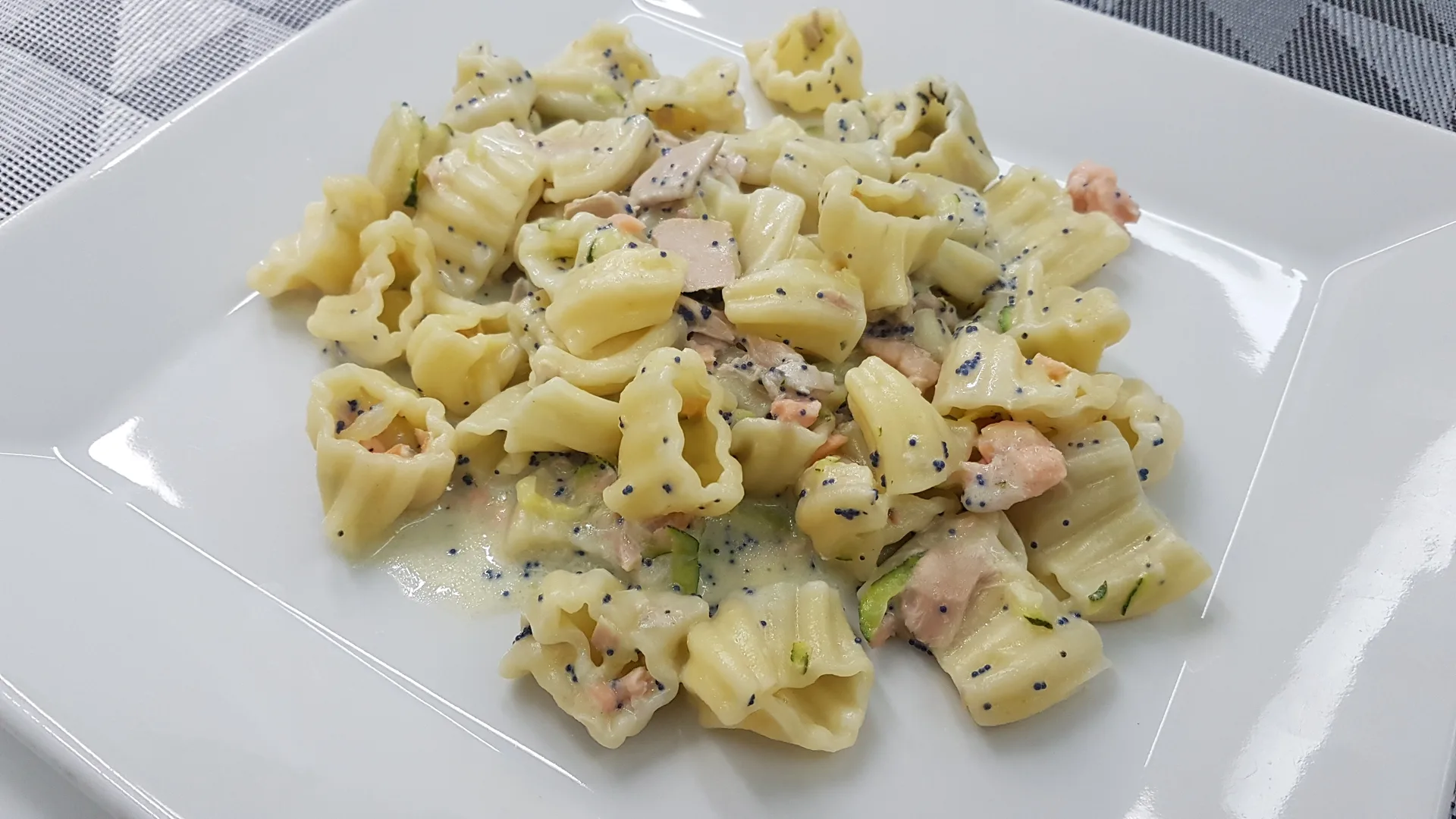 Pasta fresca " Corone dei re " con salmone tonno e zucchine