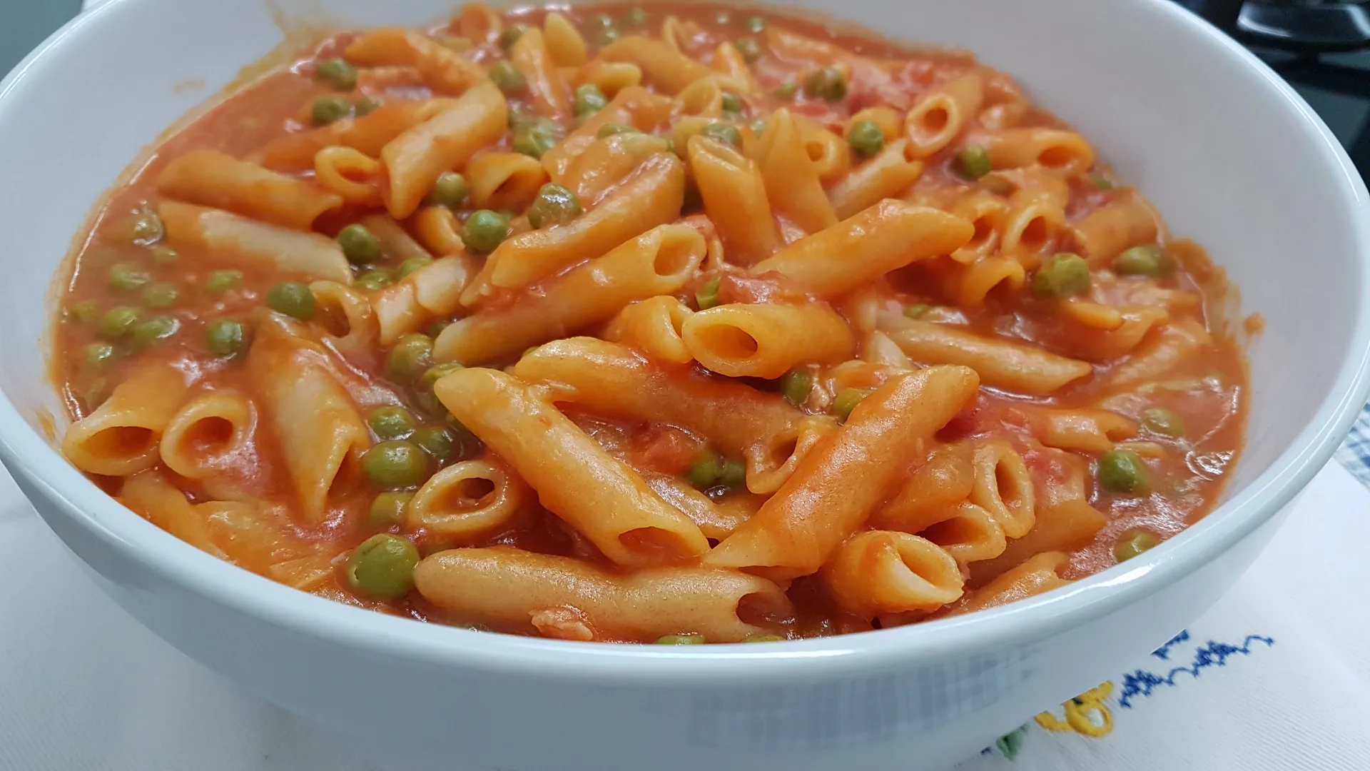 Pasta risottata Bimby con piselli e speck