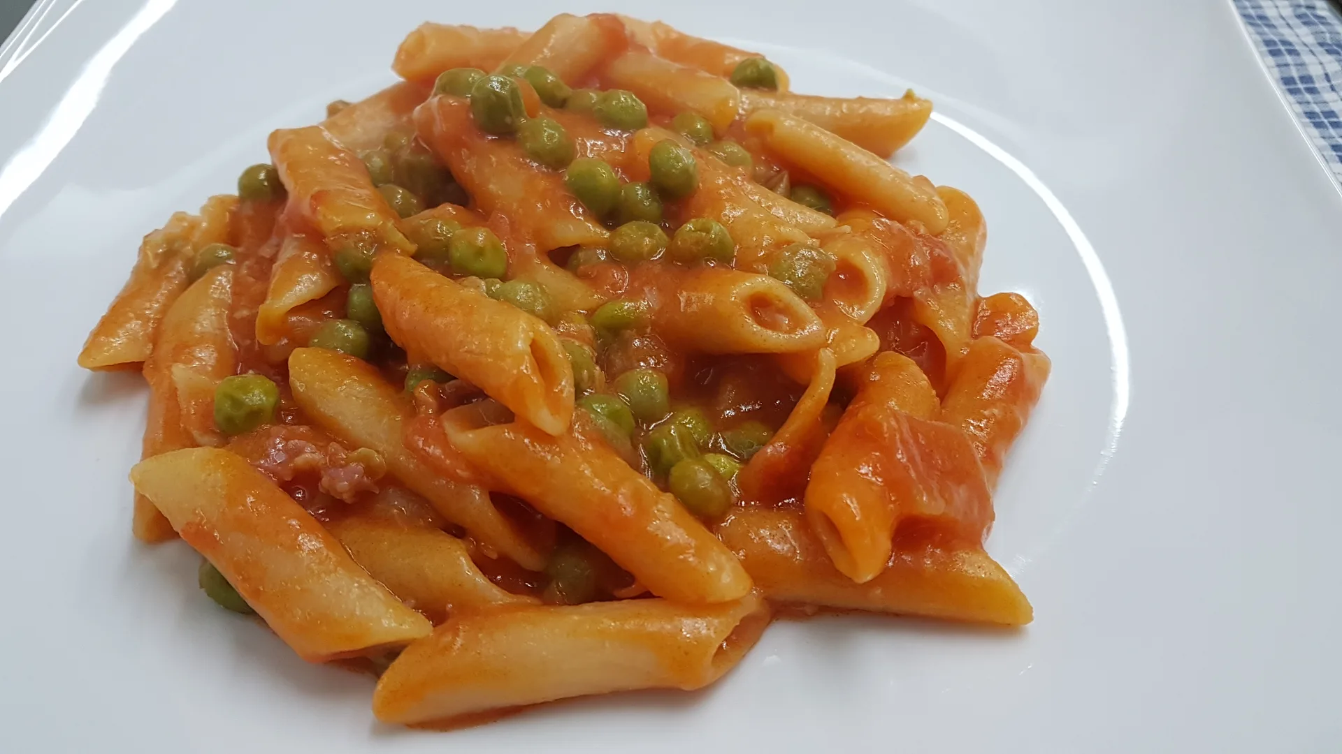 Pasta risottata Bimby con piselli e speck