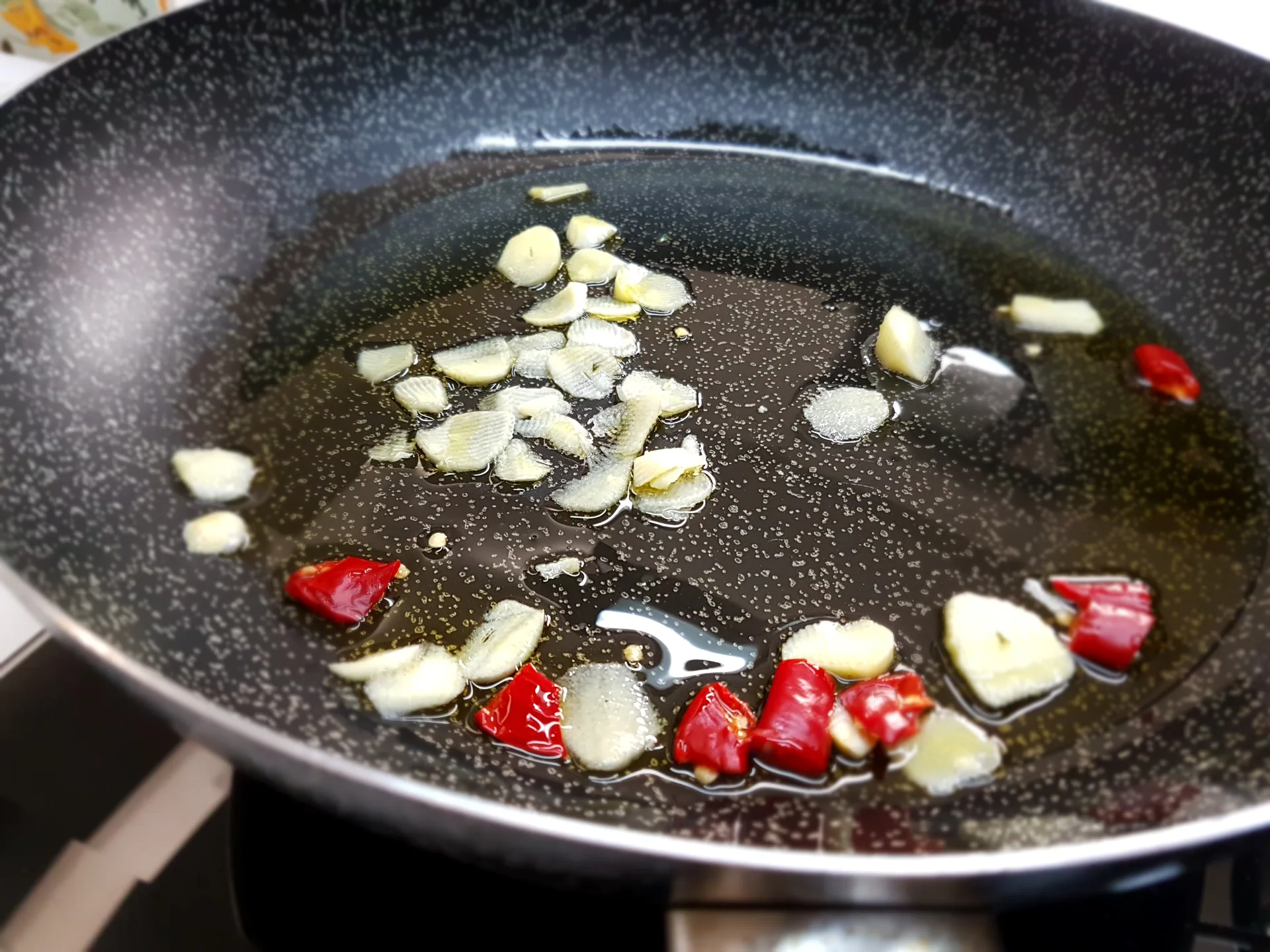 Penne all'arrabbiata con salsiccia e pancetta