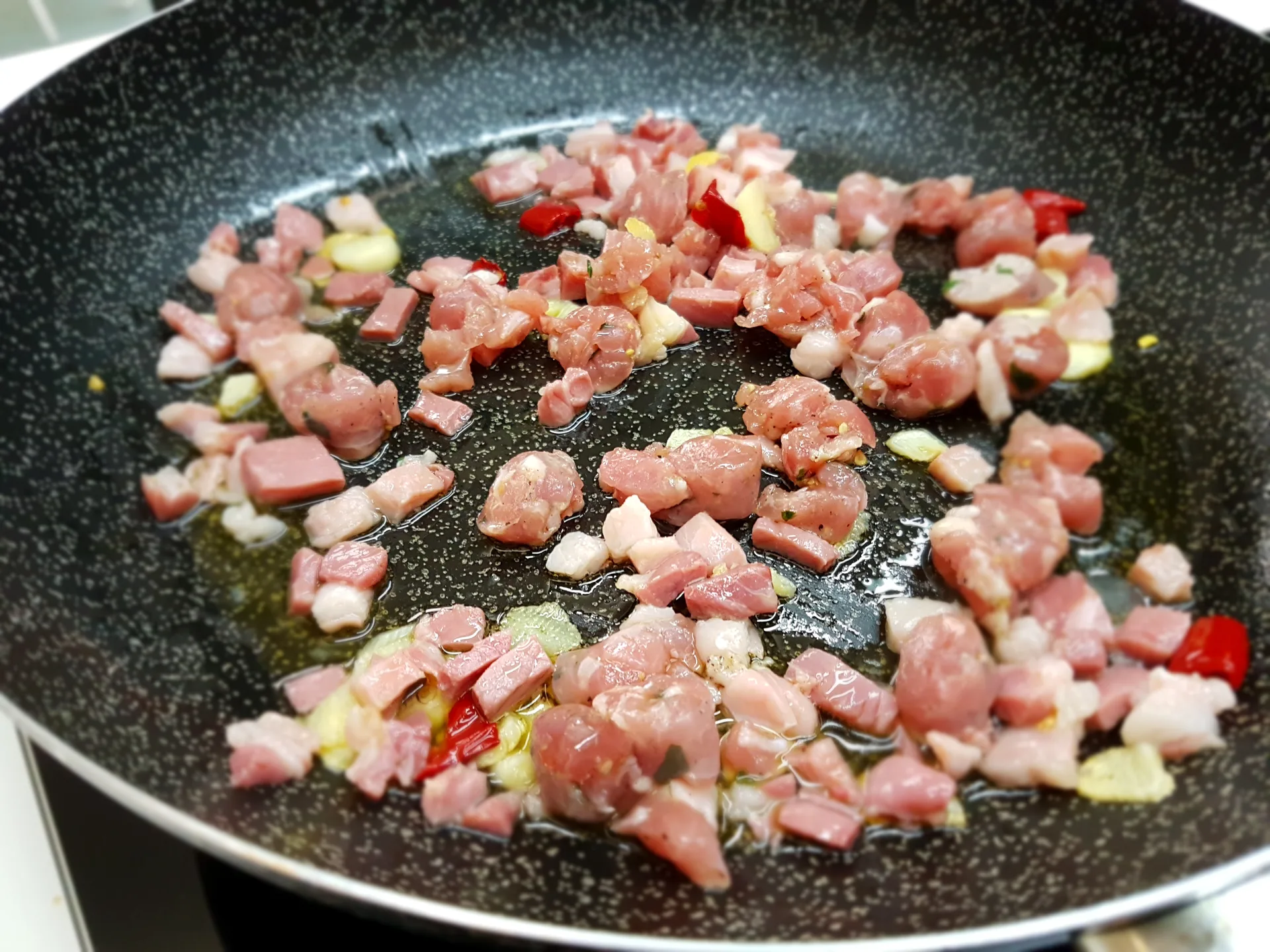 Penne all'arrabbiata con salsiccia e pancetta