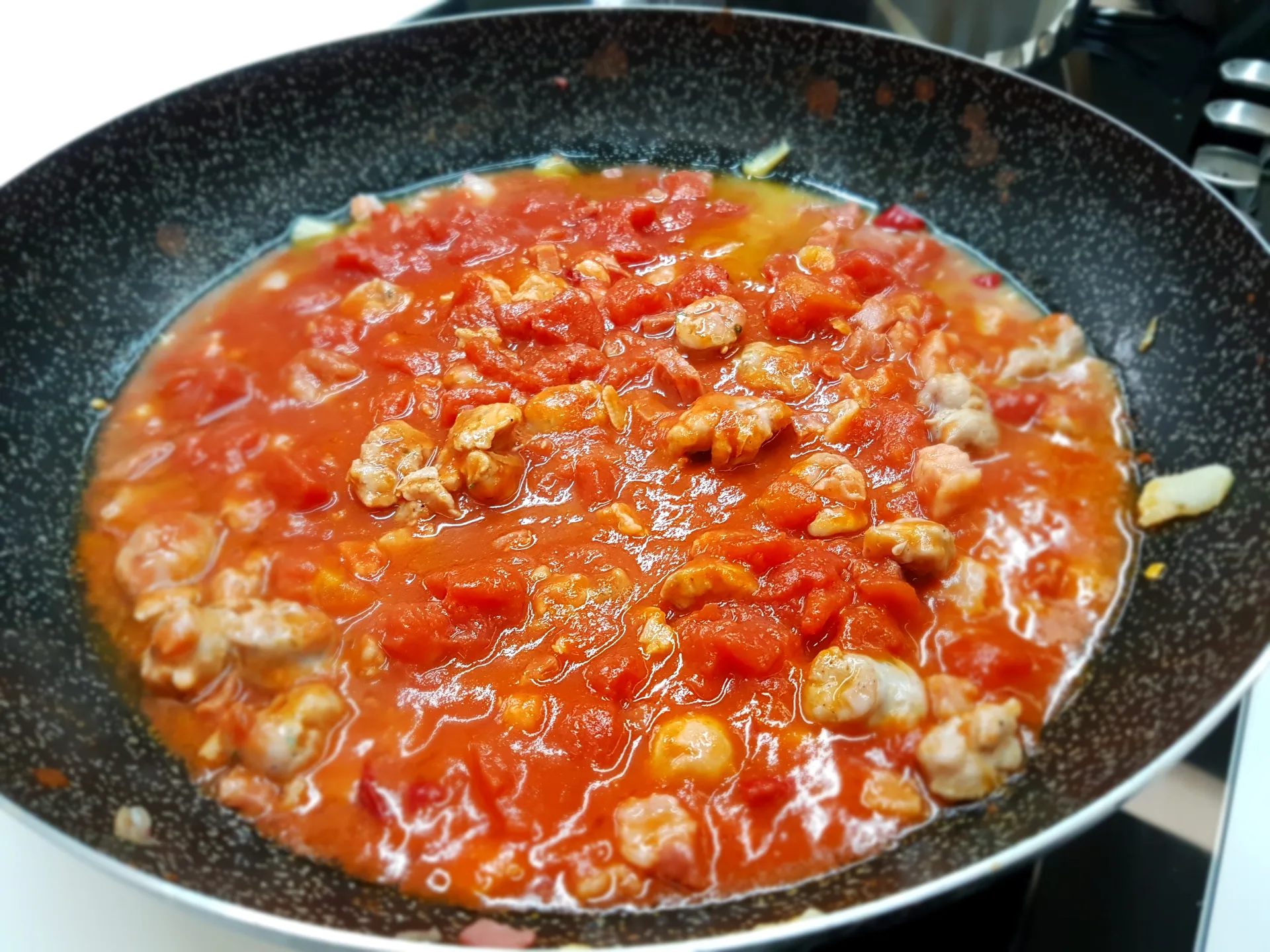 Penne all'arrabbiata con salsiccia e pancetta