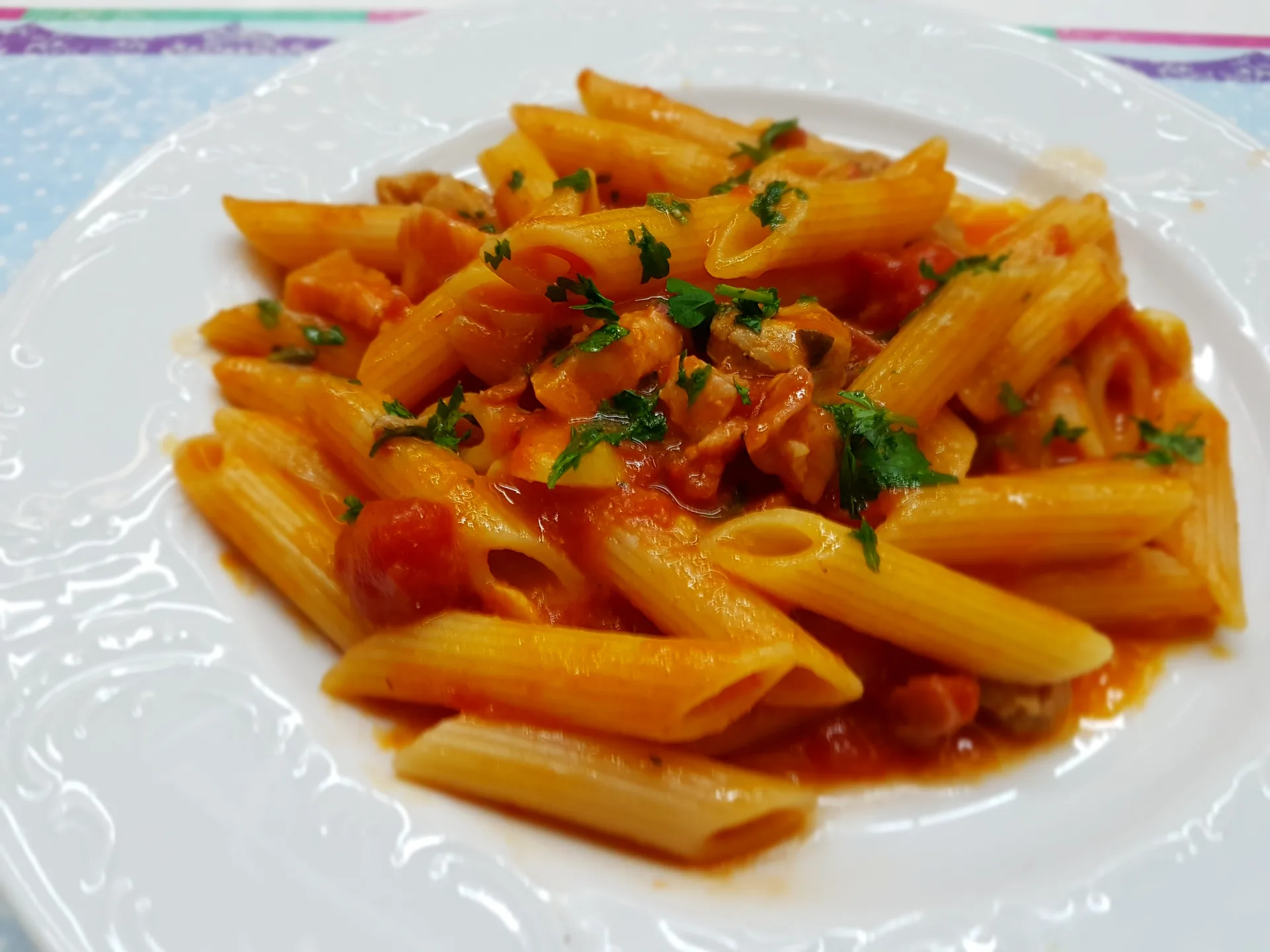Penne all'arrabbiata con salsiccia e pancetta
