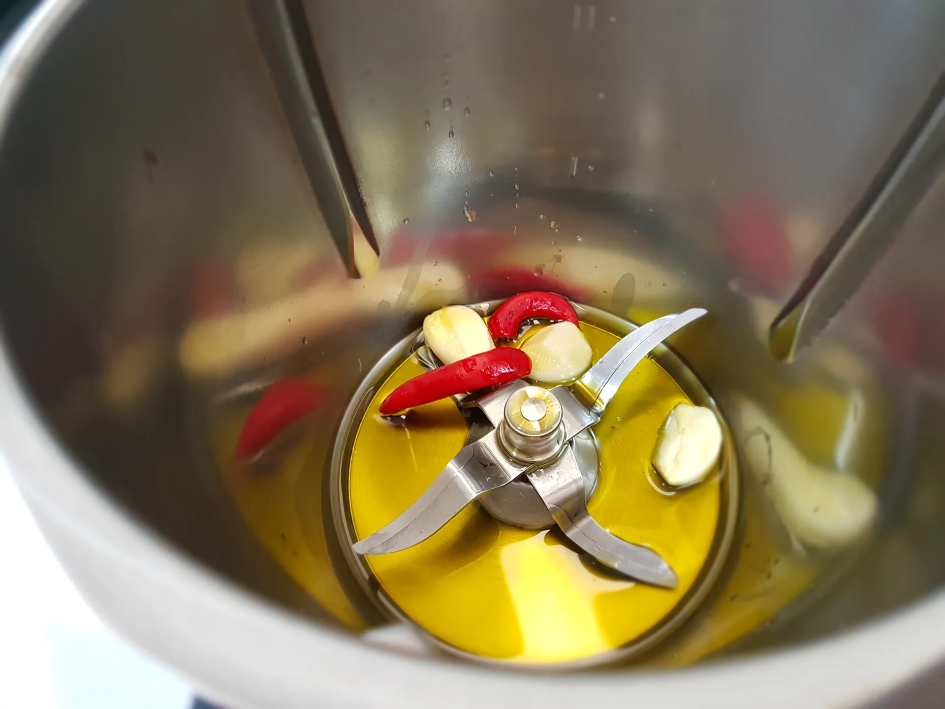 Penne all'arrabbiata con salsiccia e pancetta