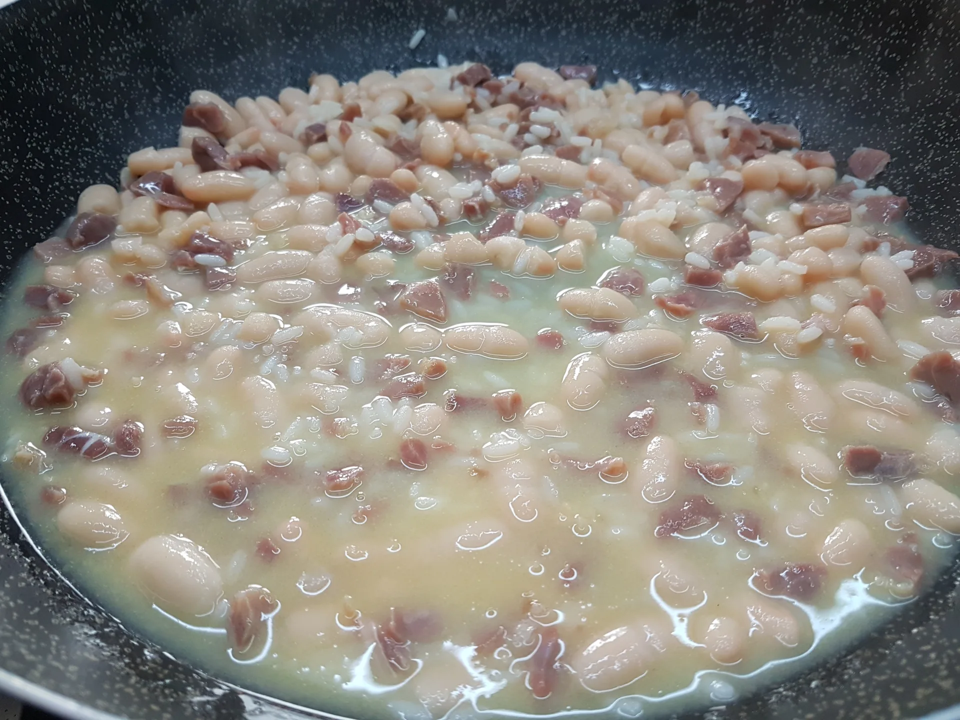 Riso e cannellini con prosciutto crudo